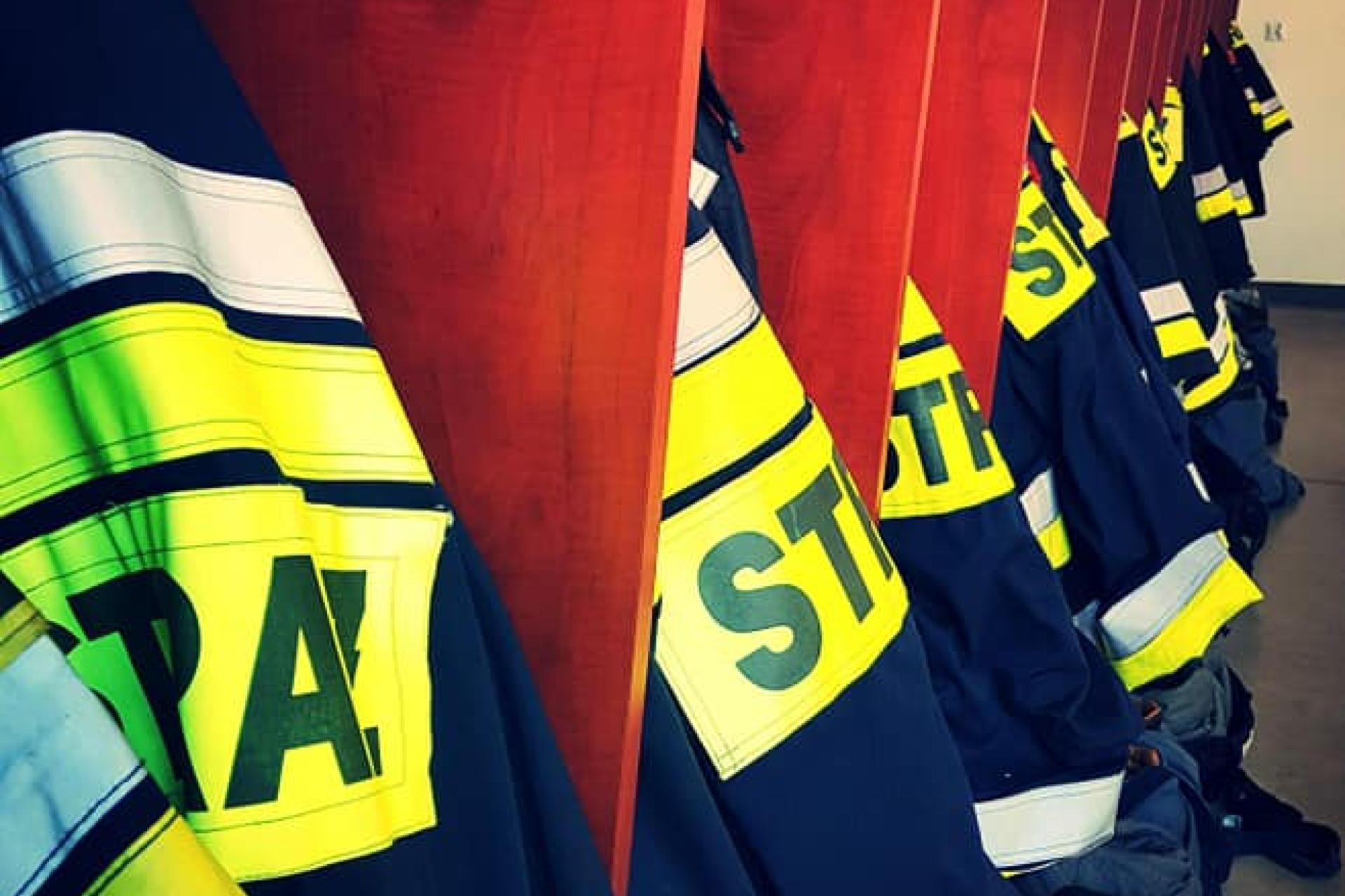 Atak zimy wciąż przysparza wiele pracy strażakom. W nocy woda podmyła wał w Brzeszczach