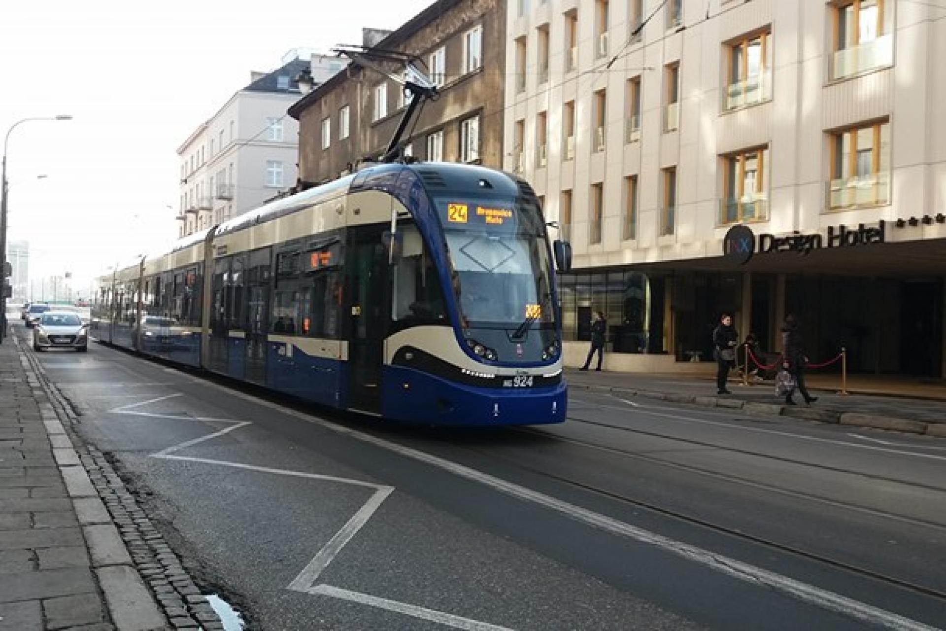 Znowu były kłopoty tramwajowe na ulicy Starowiślnej w Krakowie. Tym razem odłamał się fragment szyny