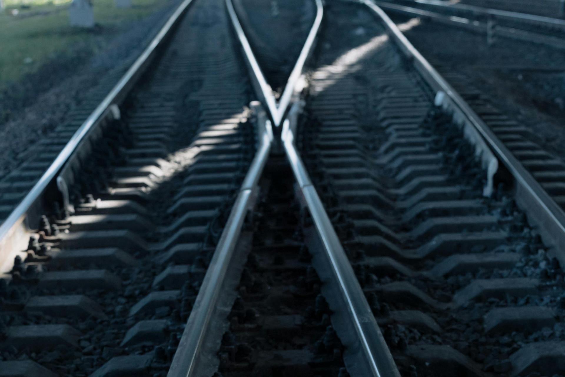 Remont strategicznej trasy kolejowej. Część pociągów odwołana, objazdy, komunikacja zastępcza