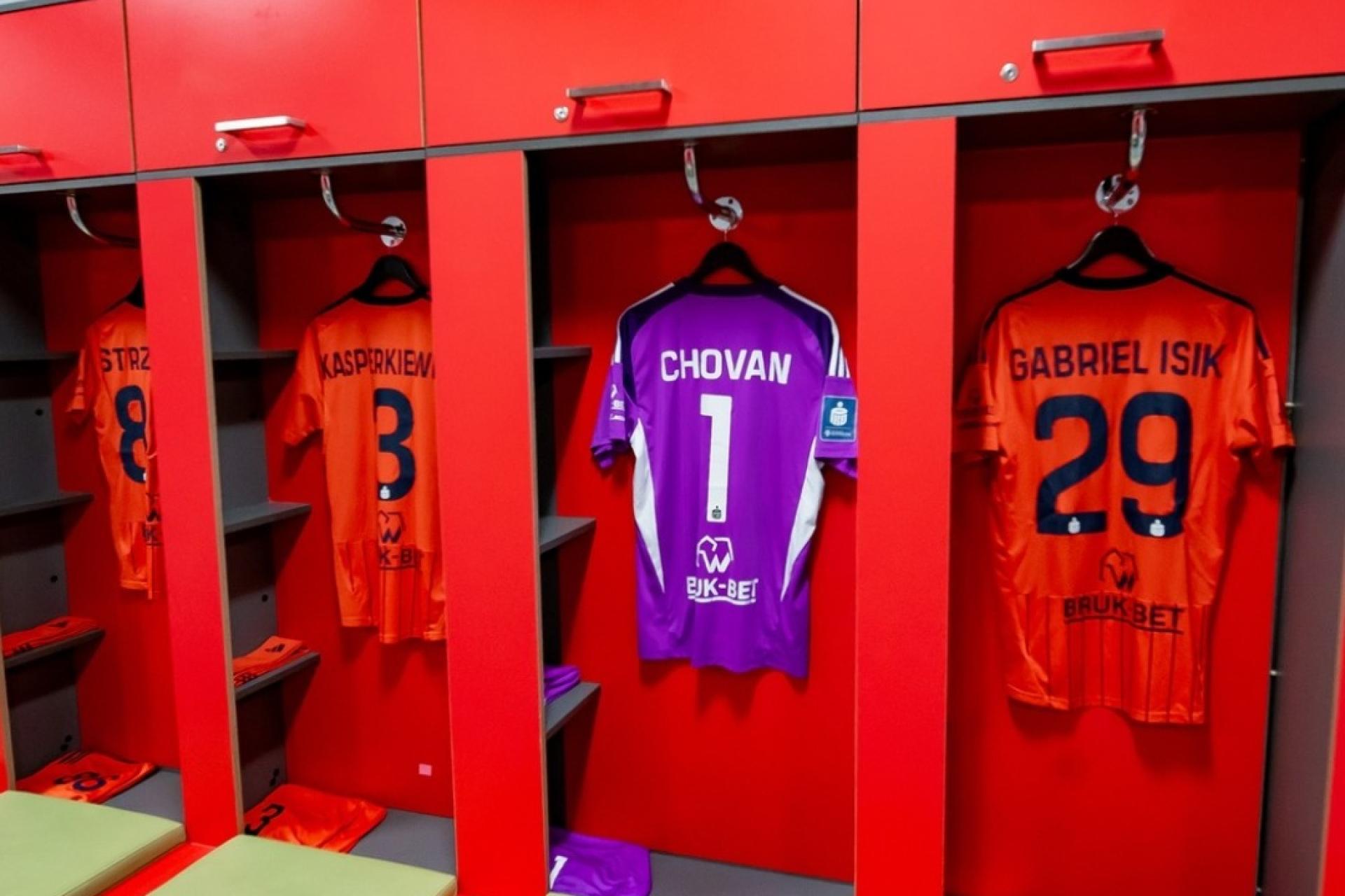 Piłkarską sobotę w Radiu Kraków zaczyna mecz Bruk-Betu.TRANSMISJA