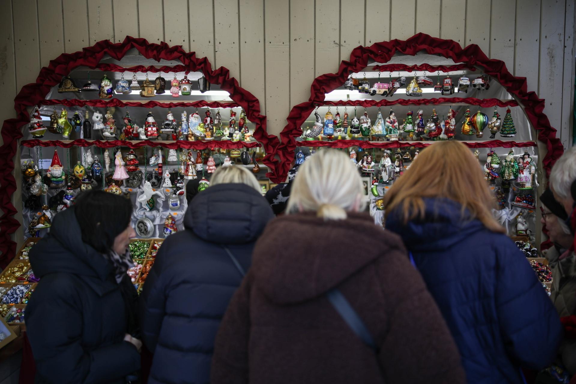 Jarmark bożonarodzeniowy w Krakowie otwarty. Żurek i grzane wino za 35 zł ? tłumy mimo cen