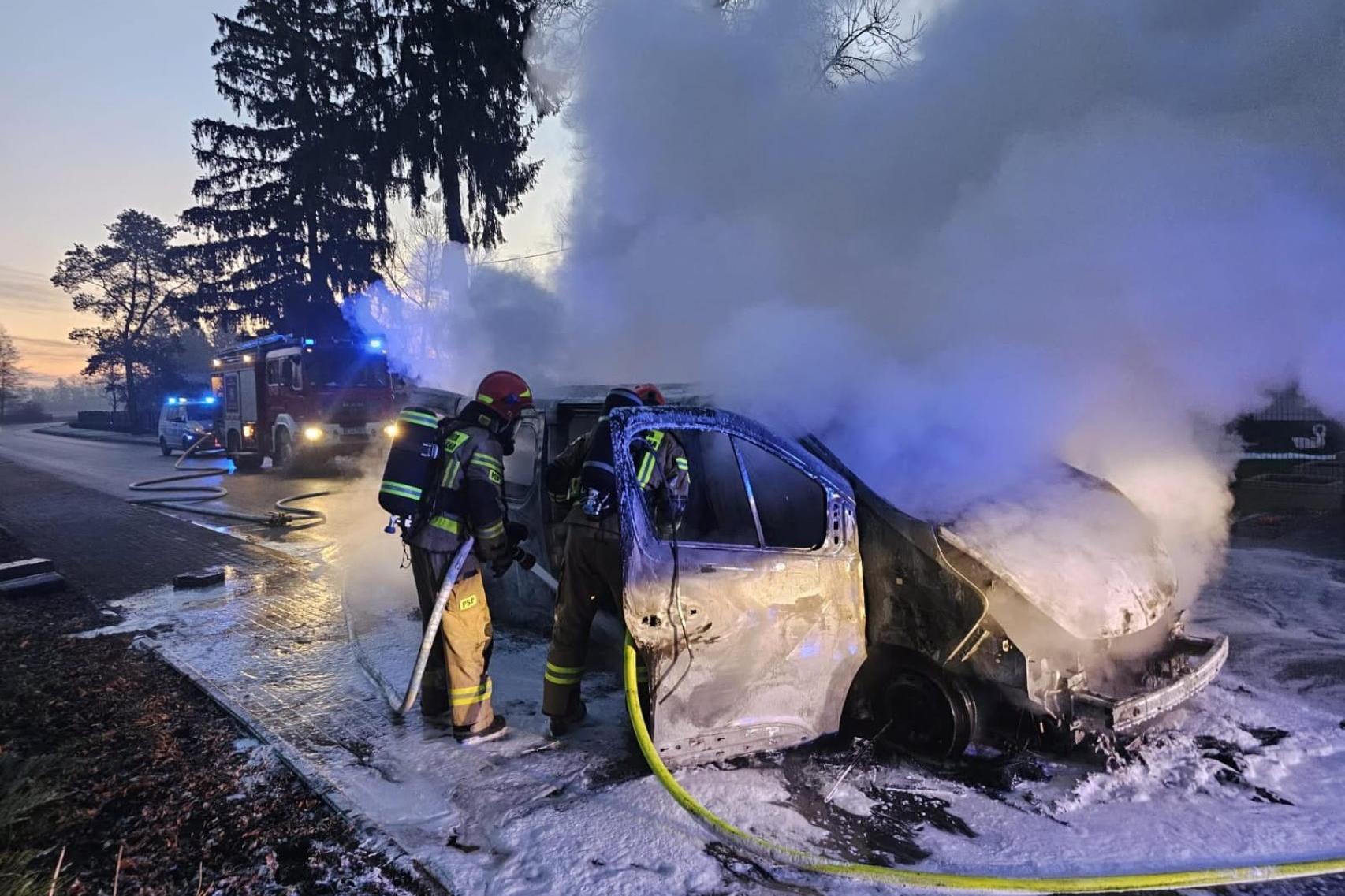 Na drodze w Żelichowie spłonął bus. Na szczęście nikomu nic się nie stało