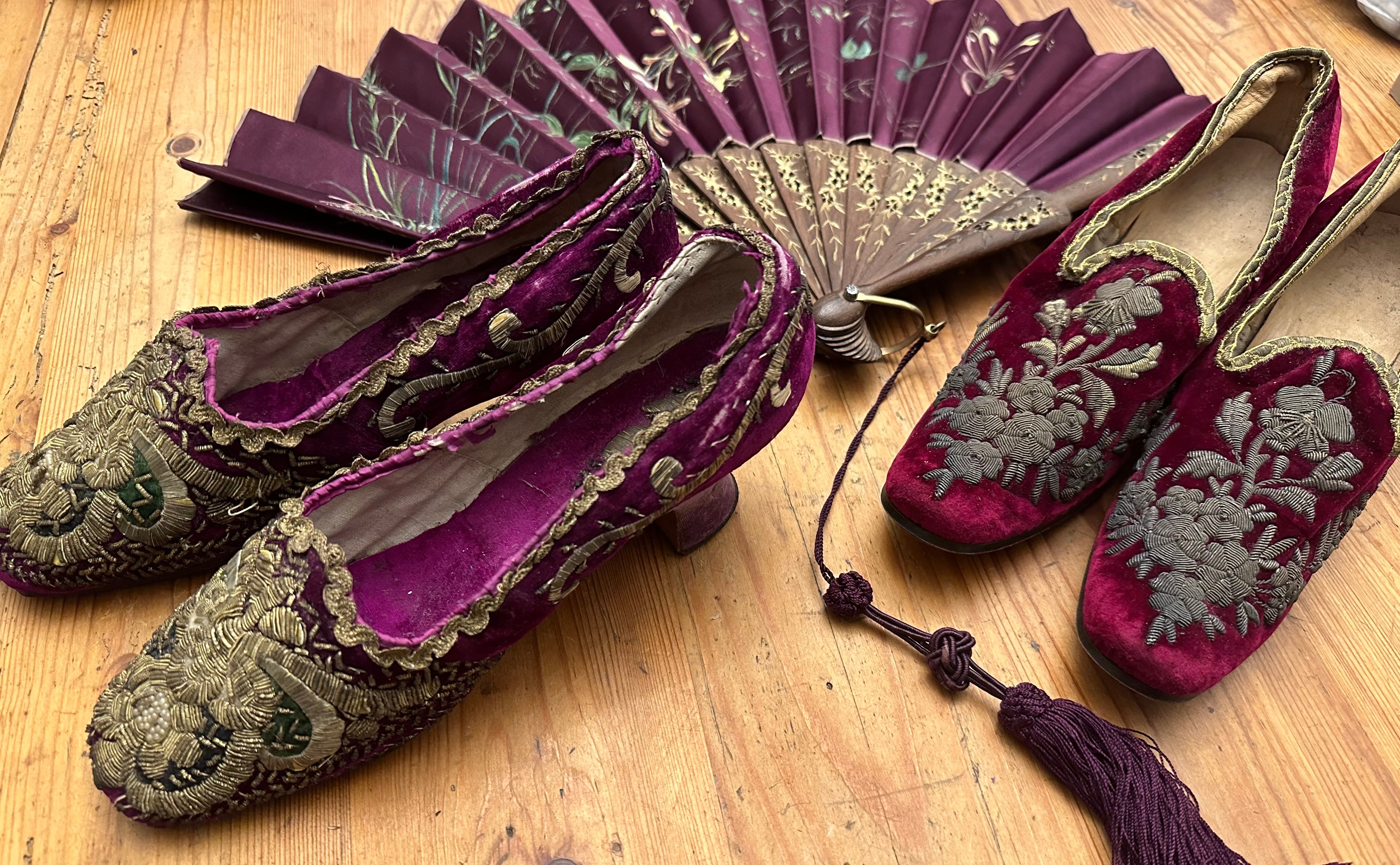 Pantofle wyszywane złotą i srebrną nicią, Francja 1850/70, wachlarz z malowanym gwaszem pokryciem z satyny jedwabnej i drewnianym stelażem, Francja, II poł. XIX w. (archiwum prywatne, źródło Instagram: hanna_szudzinska_collection)