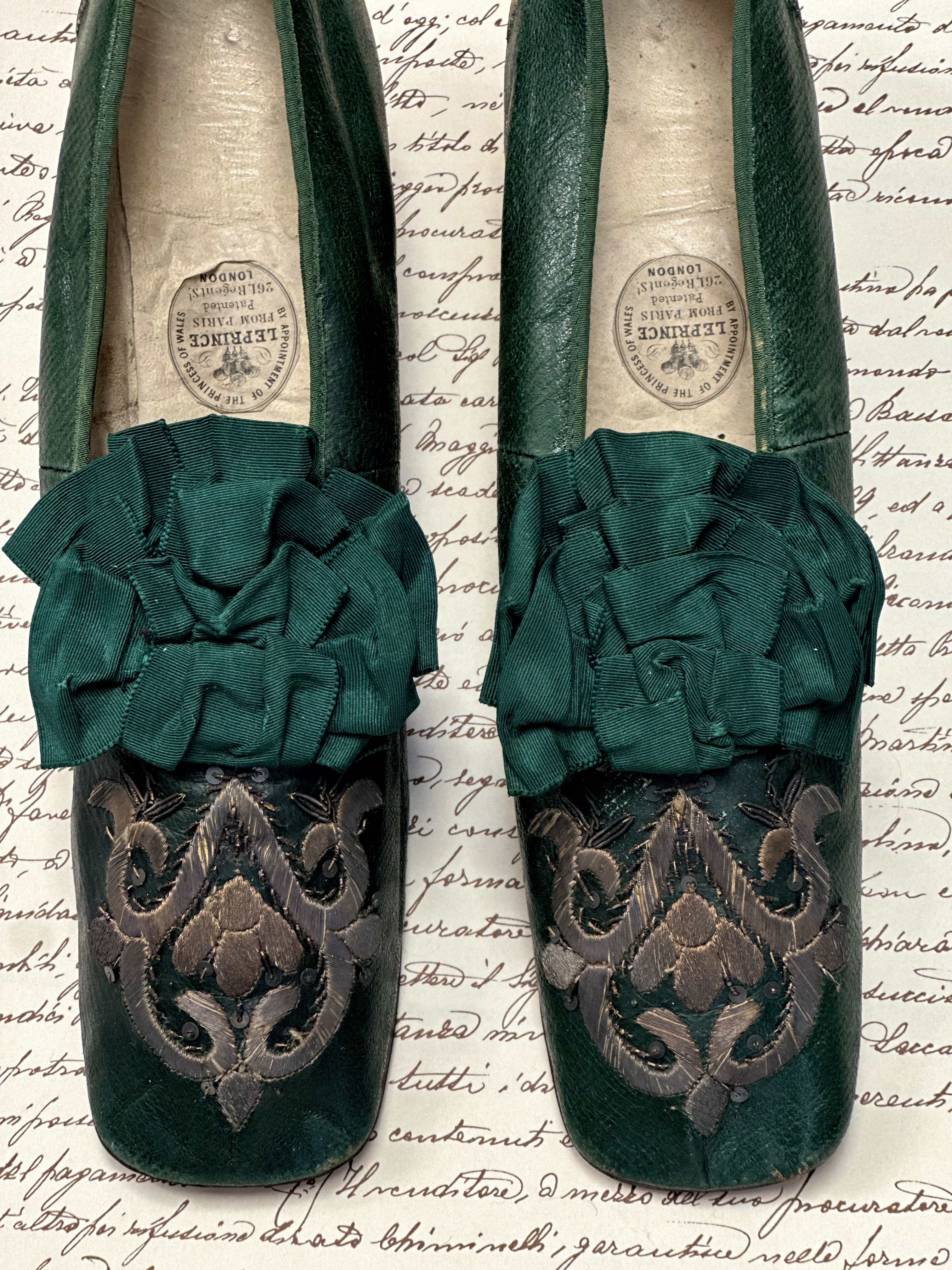 Pantofle ze skóry safianowej i haftem srebrną nicią i złotym obcasem, Paryż wytwórnia Leprince na rynek angielski ok. 1860 (archiwum prywatne, źródło Instagram: hanna_szudzinska_collection)  