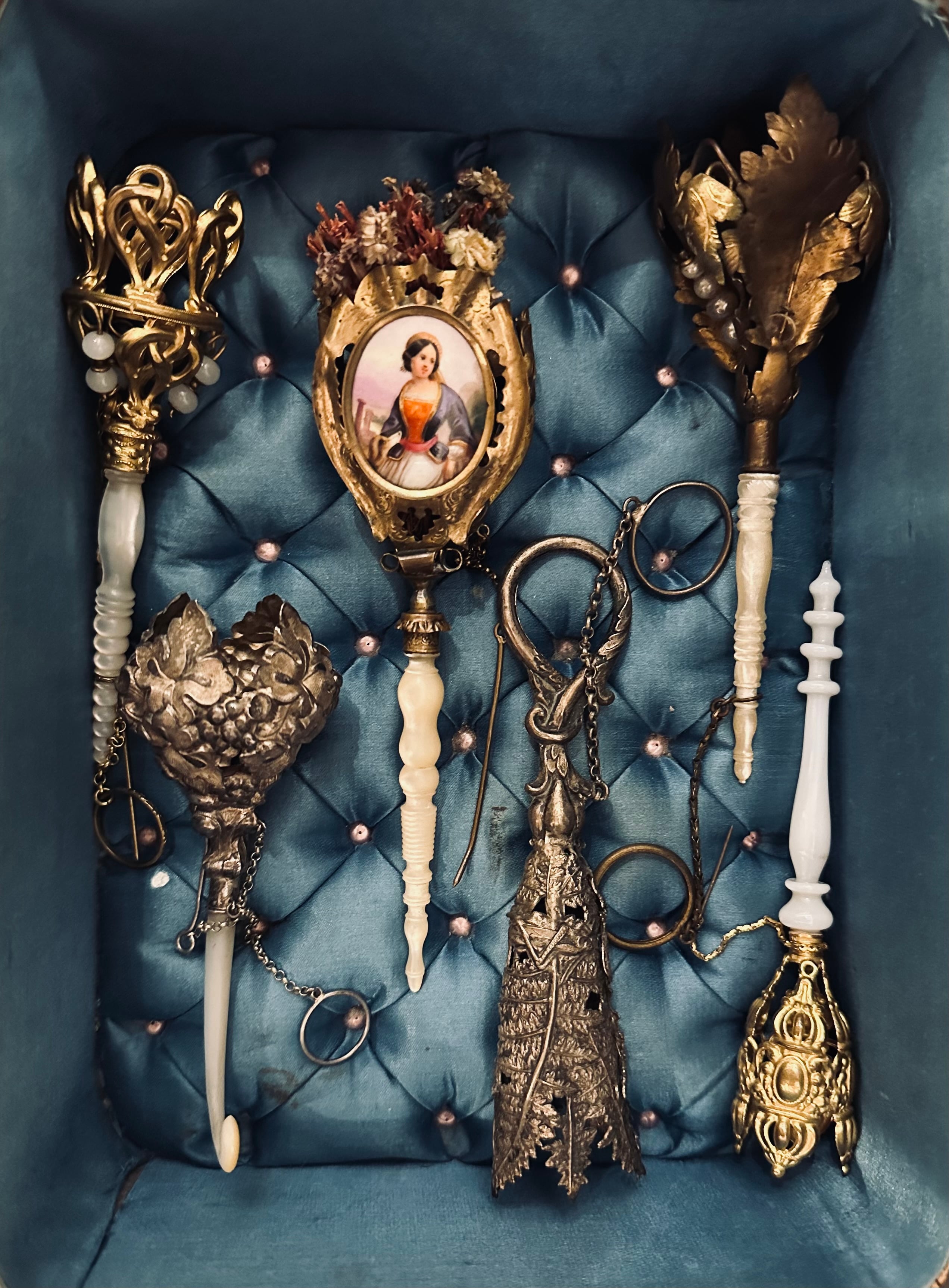  Porte bouquets (oprawy do bukietów), srebro repusowane, metal pozłacany, macica perłowa, emalia, Francja, ok. 1850–1880 r.  (archiwum prywatne,  źródło Instagram: hanna_szudzinska_collection 