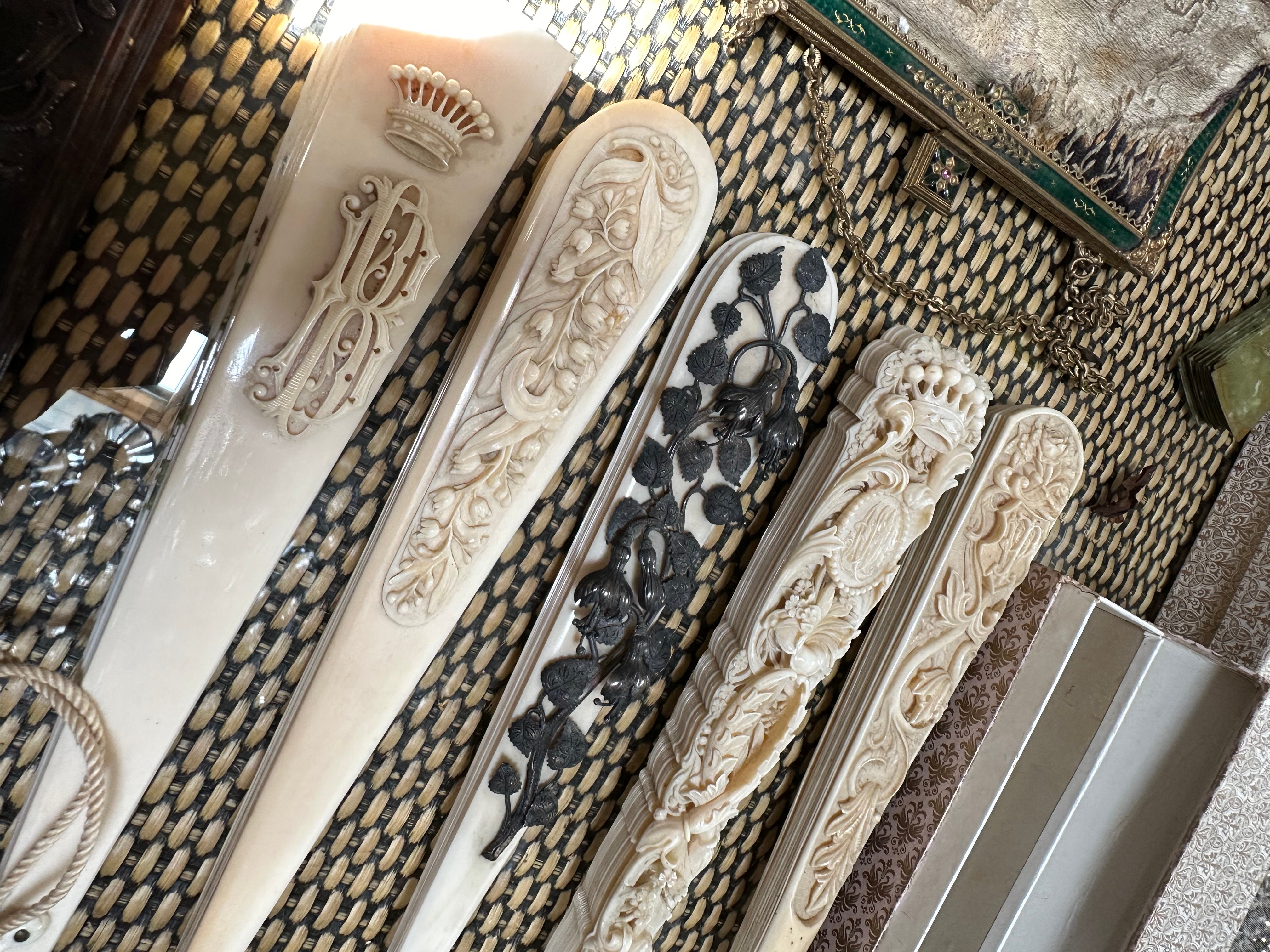  Pióra okładzinowe wachlarzy typu płytkowego, kość słoniowa, srebro, Austro-Węgry, ok. 1870 r. (archiwum prywatne,  źródło Instagram: hanna_szudzinska_collection) 