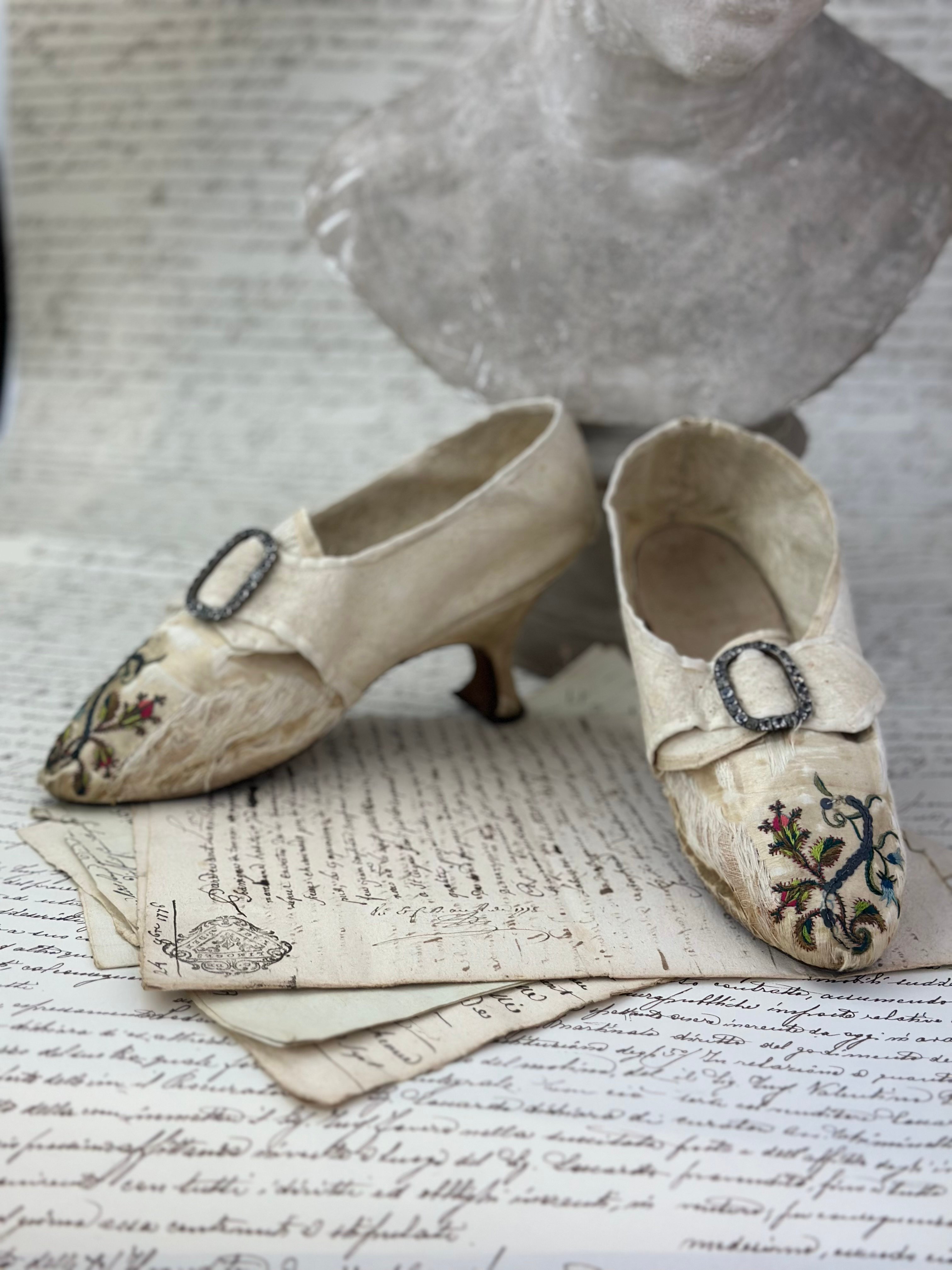 Pantofle haftowane na obcasie w stylu Madame de Pompadour, jedwab, cekiny, koźlęca skóra, len skóra, Londyn / Anglia, wytwórnia Smith & Leech, ok. 1750/80  (archiwum prywatne, źródło Instagram: hanna_szudzinska_collection)