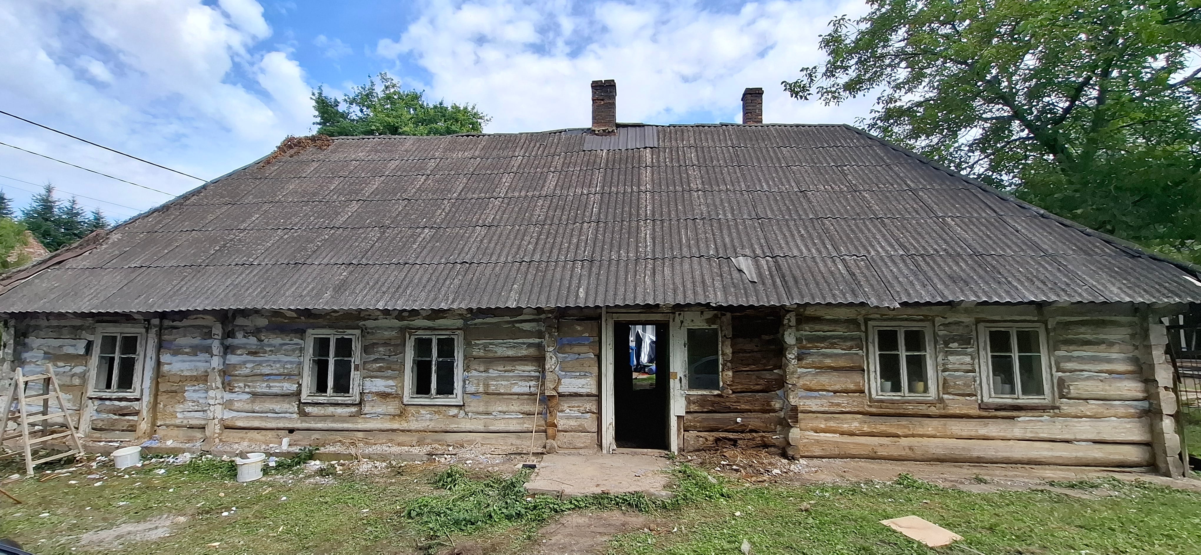 Chałupa z Pleszowa podczas prac przygotowawczych do rozbiórki, fot. KNHP S.A. 