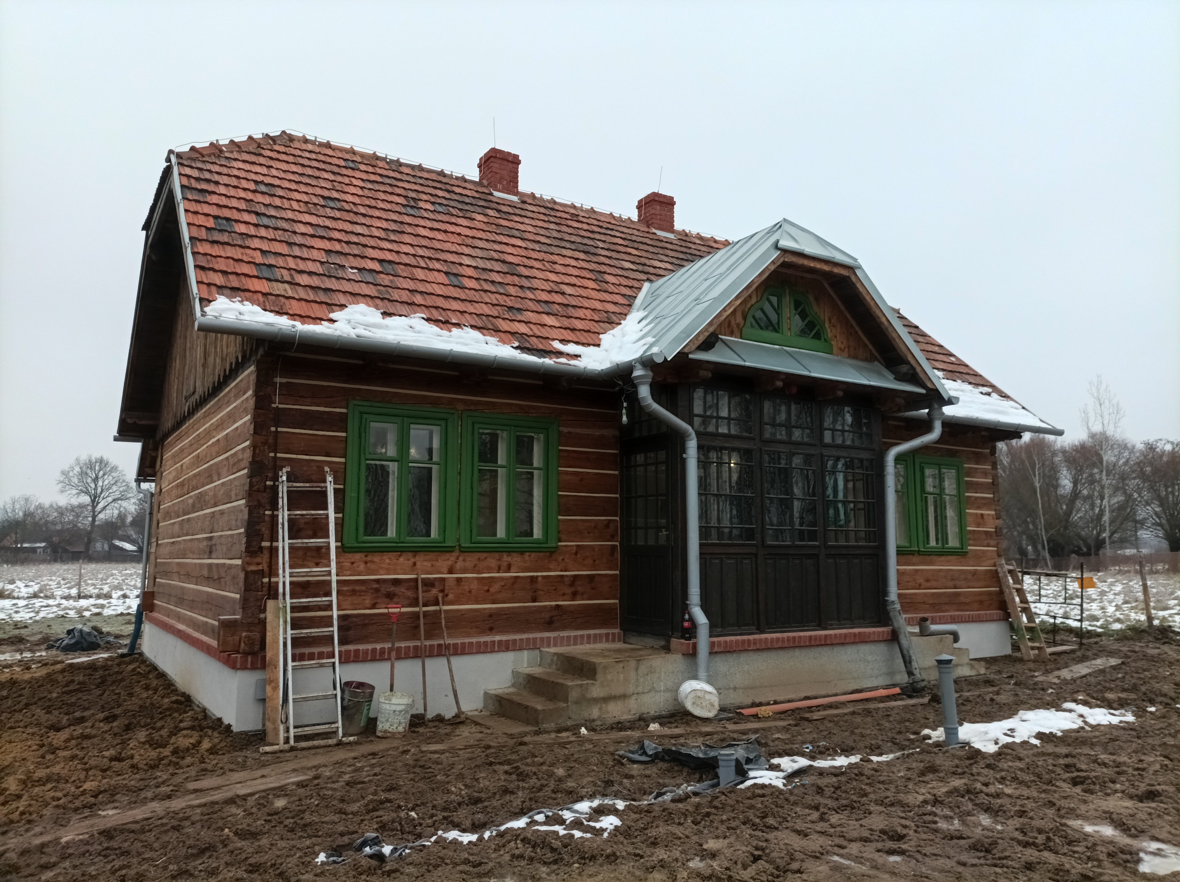 Przeniesiona  na teren Parku Edukacyjnego „Branice” chałupa z dawnej wsi Chełm, listopad 2025 r. fot. KNHP S.A.