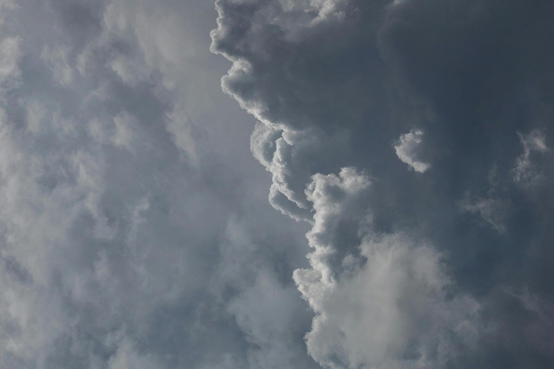 Chmury nad Małopolską. Czwartkowe ocieplenie, w nocy powrót chłodu i opadów