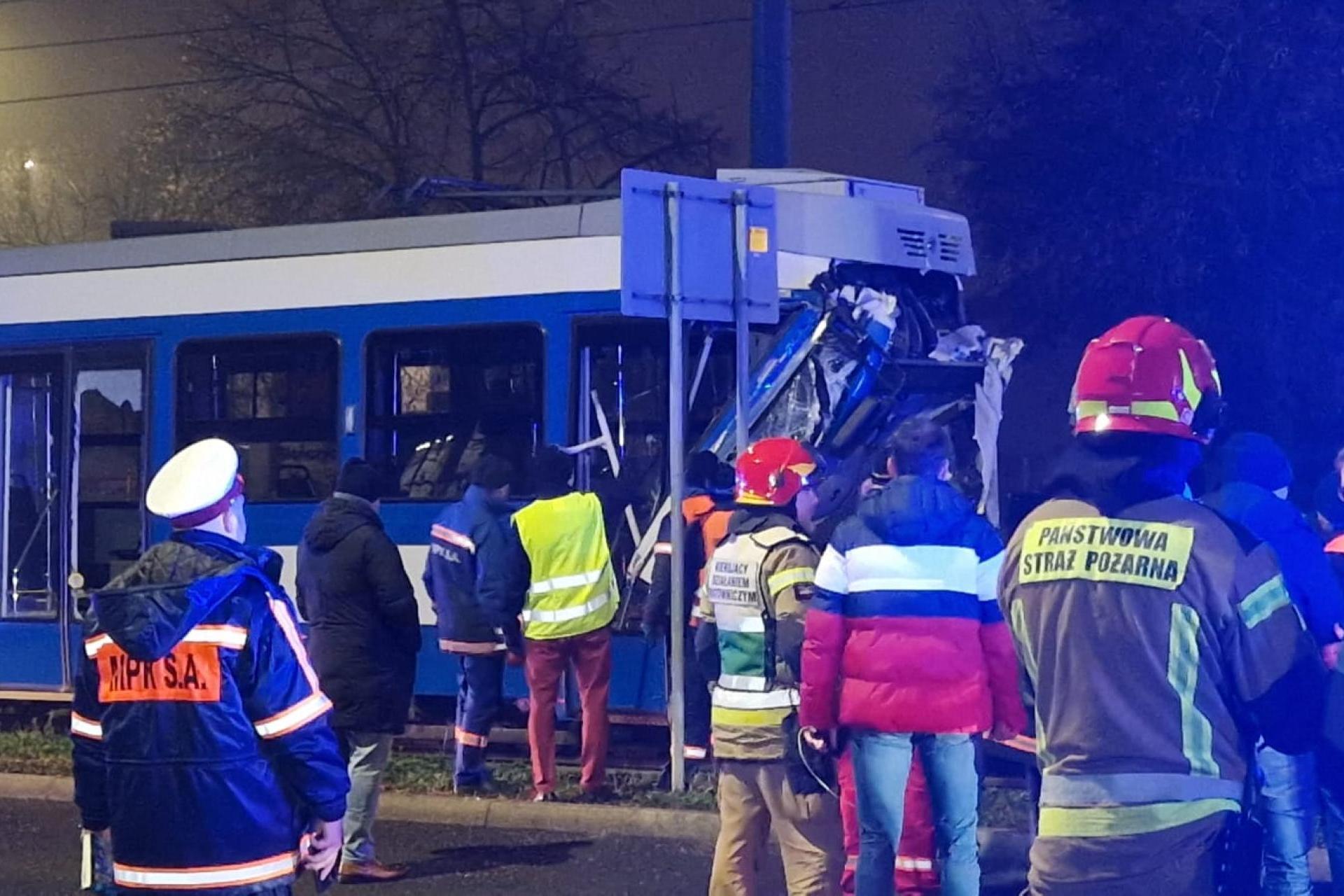 Zderzenie trawajów na ul. Bieńczyckiej. Poprawił się stan rannego motorniczego