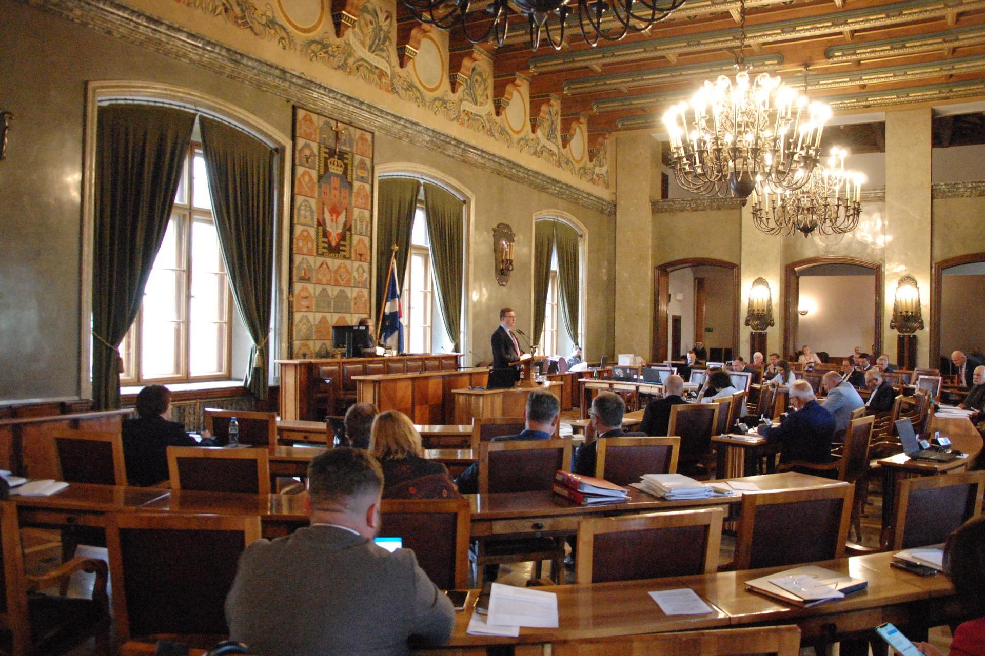 Tarcia koalicjantów w Krakowie. KO blokuje rezolucję ws. małżeństw jednopłciowych