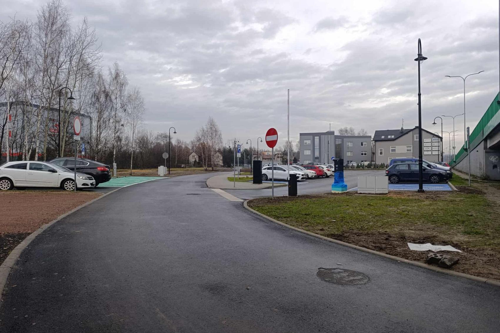 Otwarto nowy parking przy dworcu PKP w Trzebini. Co z opłatami? Mieszkańcy zaniepokojeni