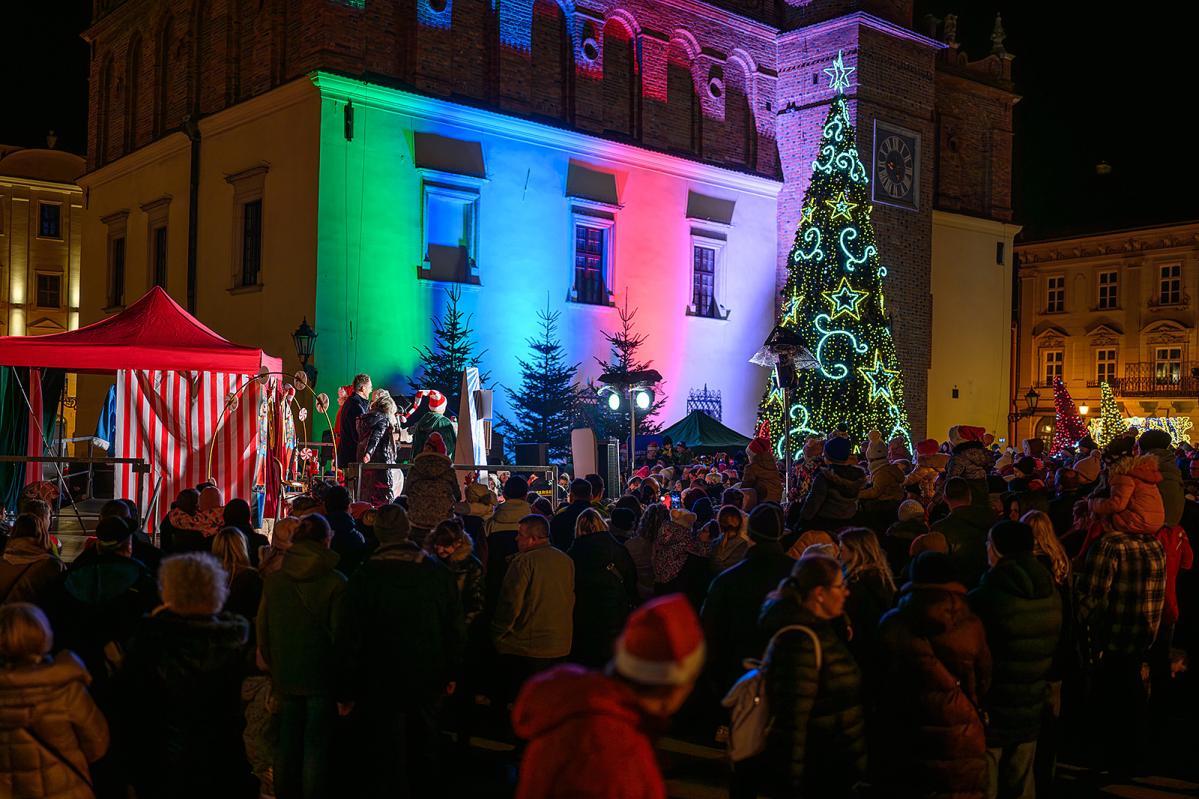 Mikołaj na Rynku, choinka już świeci. Tarnów gotowy na święta