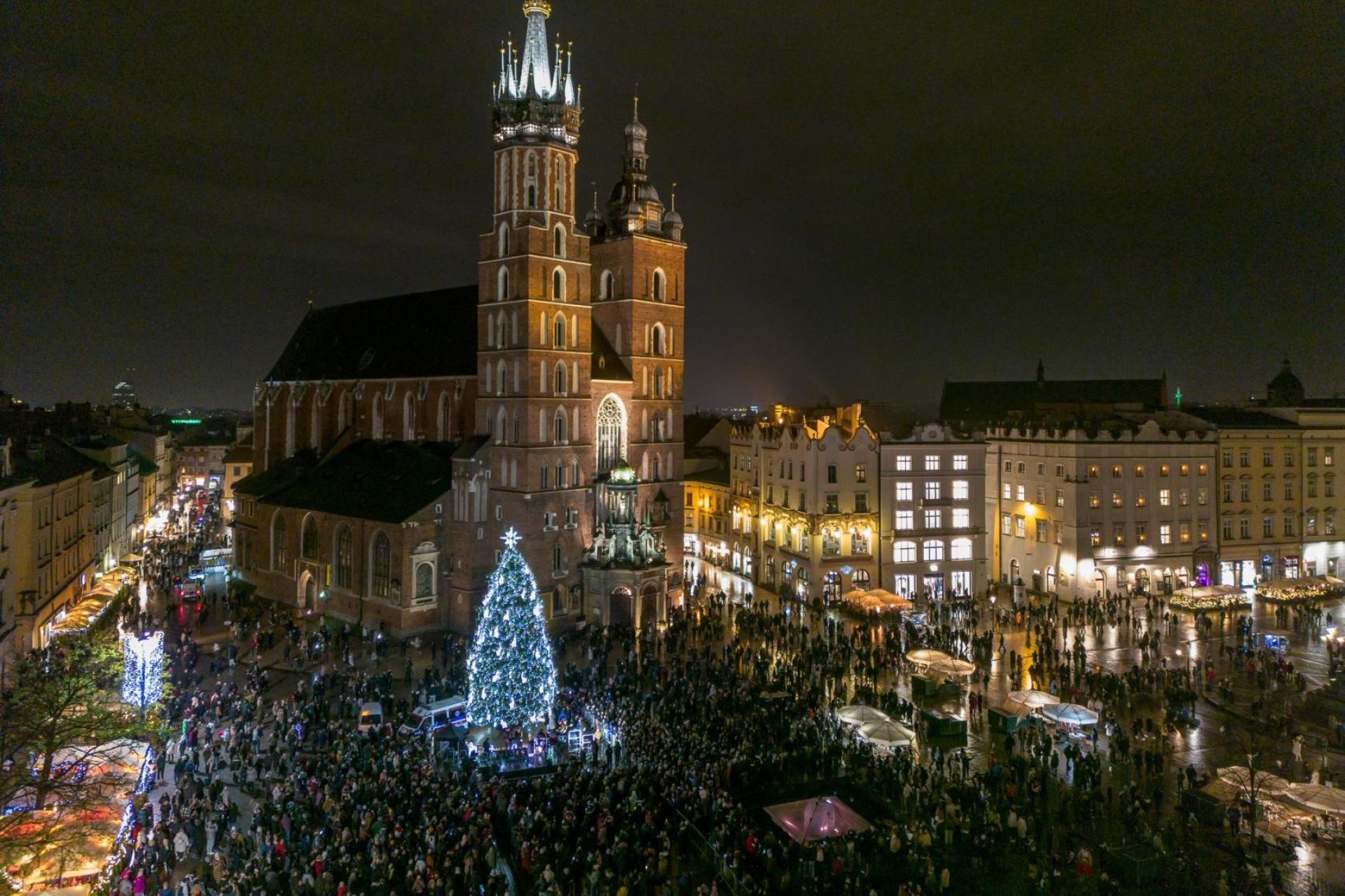 Dziś warto pójść na Rynek Główny. Po południu rozbłyśnie choinka