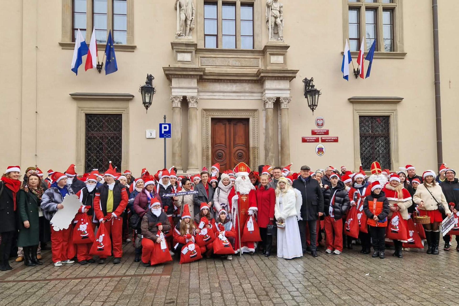 150 Mikołajów odwiedziło małych pacjentów szpitala Żeromskiego