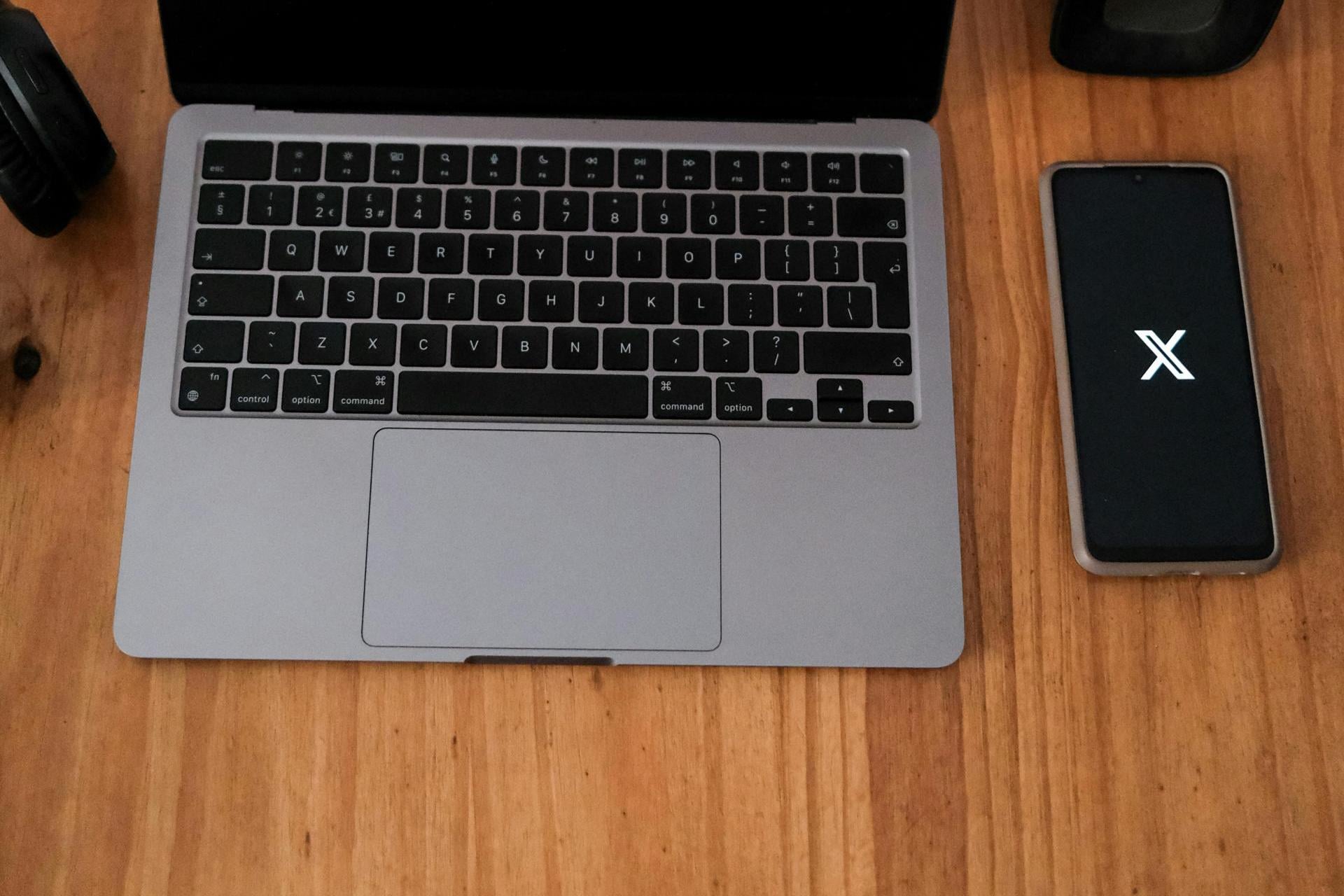 Czy Bruksela chce zamknąć usta Muskowi?