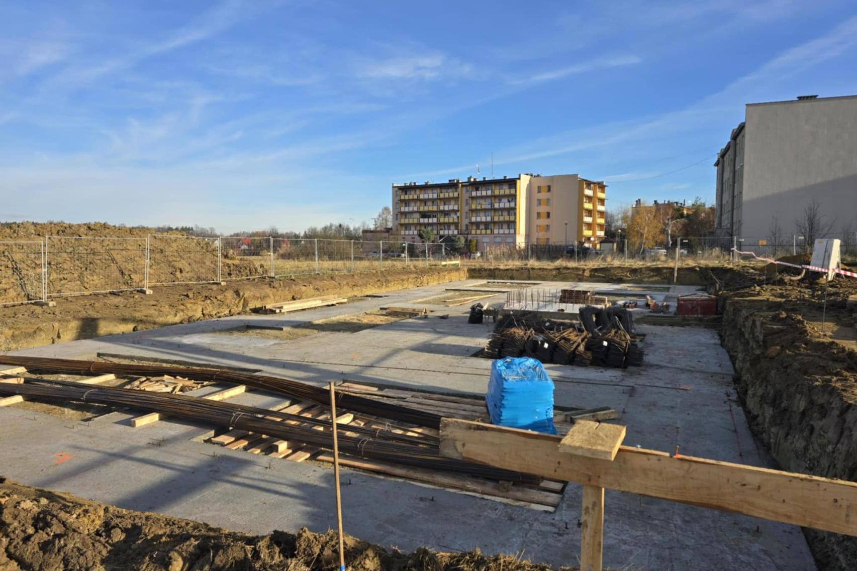 Budowa bloku w ramach SIM w Dąbrowie Tarnowskiej. Wreszcie wbito ?łopaty?