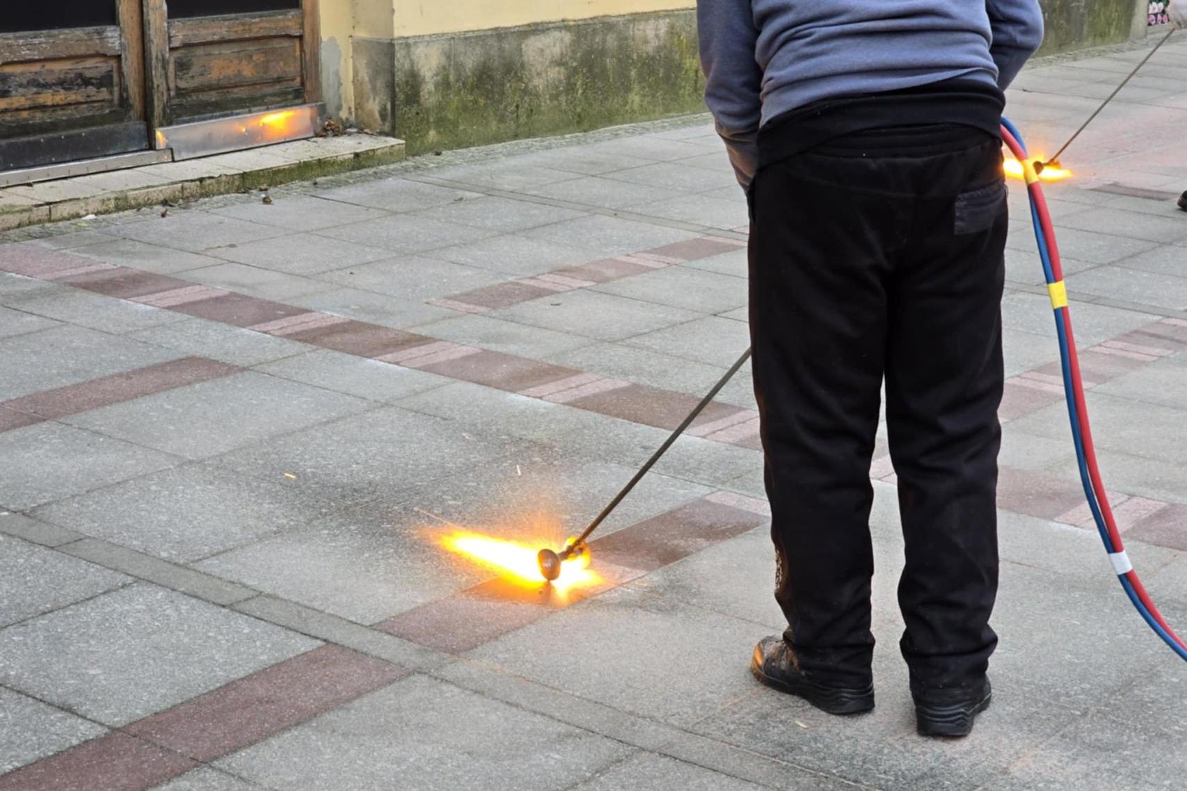 Tarnów poprawia bezpieczeństwo na Rynku. Ruszyło uszorstnianie śliskich płytek
