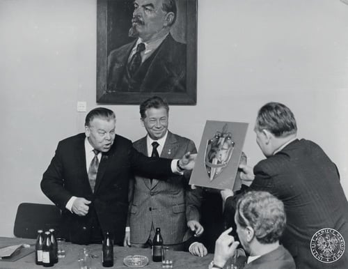 Przedstawiciele sowieckich organów bezpieczeństwa z wizytą w Wyższej szkole Oficerskiej  im. Feliksa Dzierżyńskiego w Legionowie kształcącej  kadry na potrzeby Ministerstwa Spraw Wewnętrznych (głównie SB) utworzona w 1972 r. m.in. na bazie  Centrum Szkoleniowego MBP/KdsBP/ MSW w Legionowie , 1974 r./ AIPN