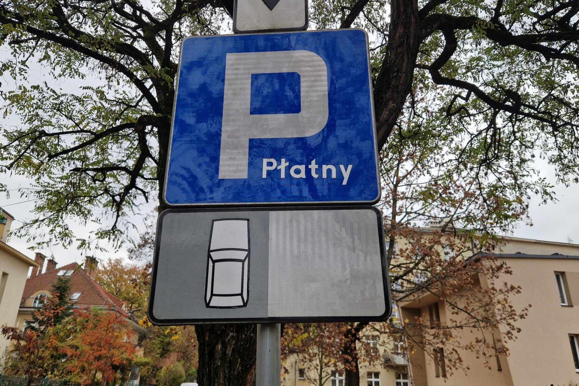 W Nowym Sączu miała być dodatkowa strefa płatnego parkowania. Rada Miasta o tym... zapomniała?