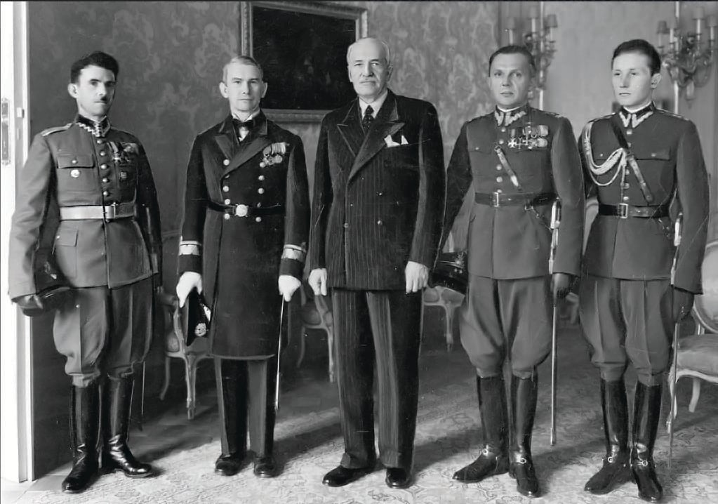 październik 1937 r. Delgacja Morskiego Batalionu Strzelców u prezydenta RP Ignacego Mościckiego. Stanisław Mąka pierwszy z lewej (fot. Wikipedia)