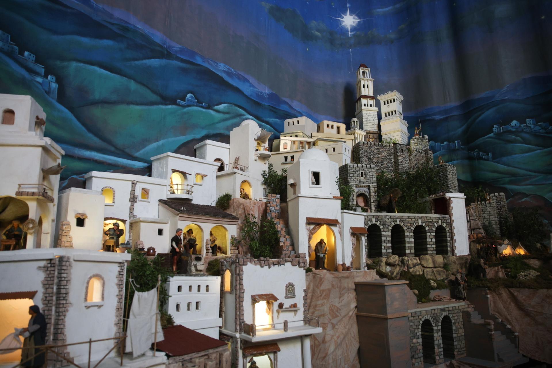 Trwa budowa tradycyjnej ruchomej szopki bożonarodzeniowej w Kalwarii Zebrzydowskiej