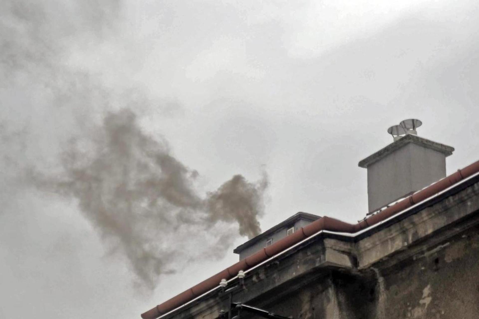 W Małopolsce przez cały czas dymi 140 tys. kopciuchów. Działania samorządów - pozorowane