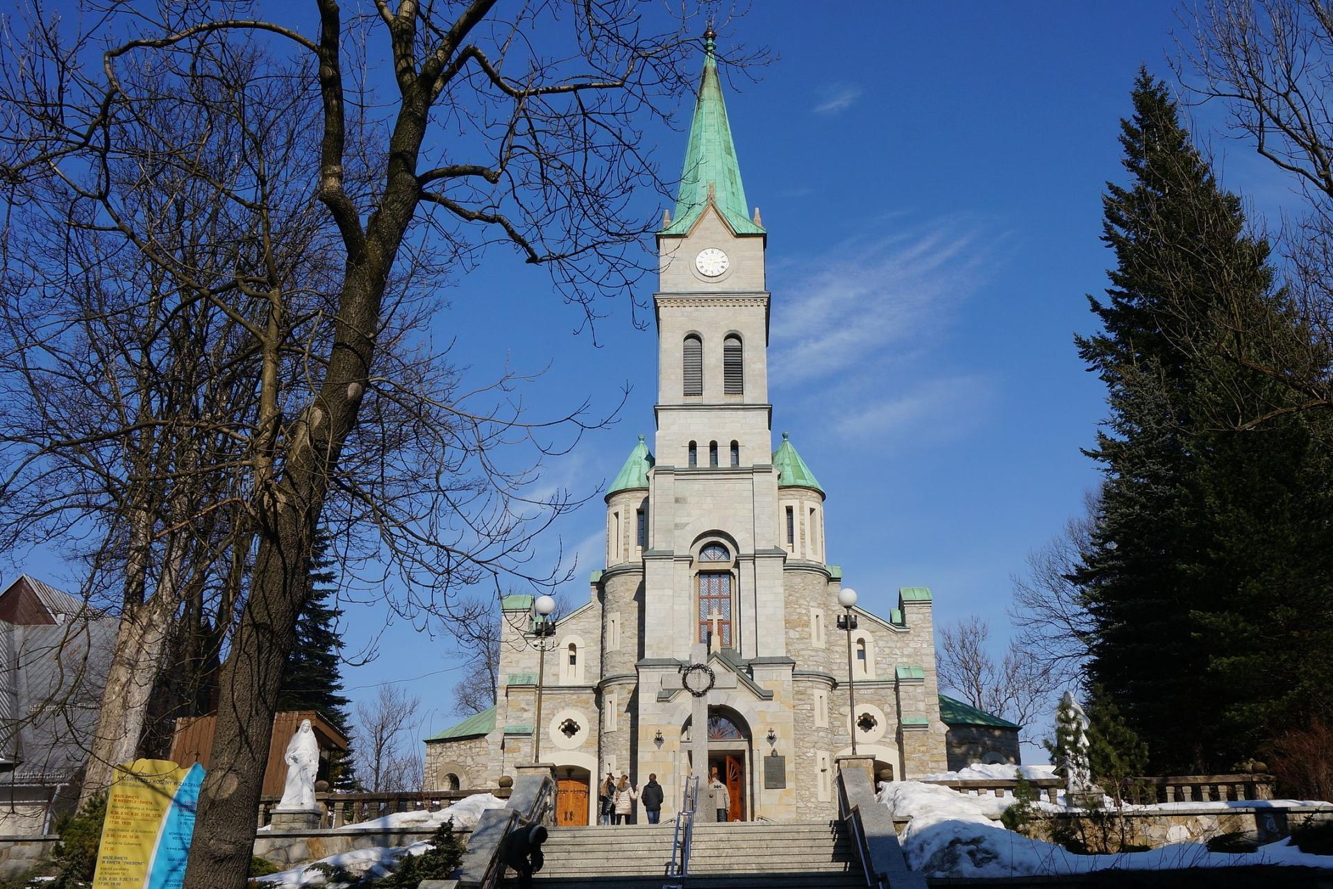 Przed sanktuarium przy Krupówkach stanęła karuzela. Władze miasta: "to narusza prawo"