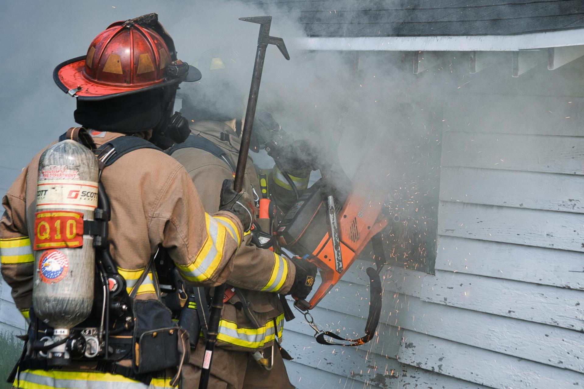 Pożar domu jednorodzinnego w Łapanowie, ewakuowano cztery osoby