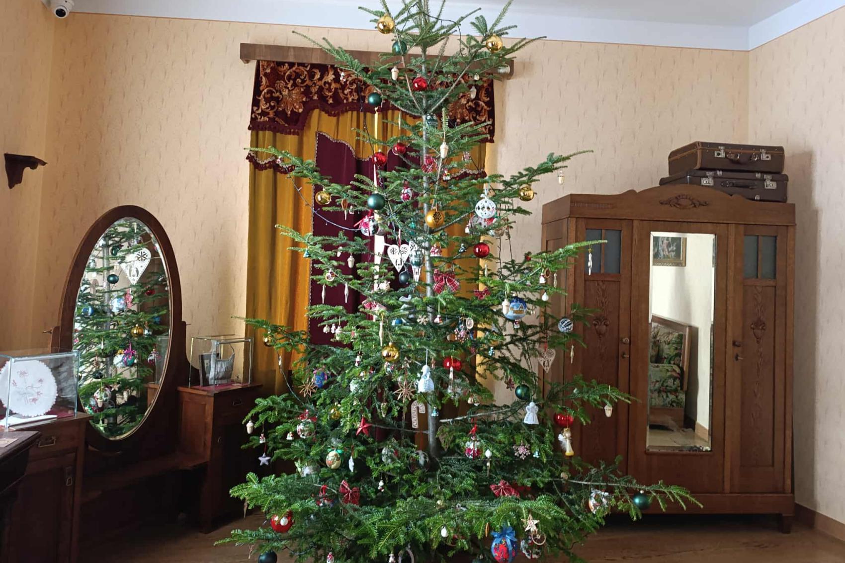 W dawnym mieszkaniu Wojtyłów w Wadowicach stoi tradycyjna choinka prosto z Tatr