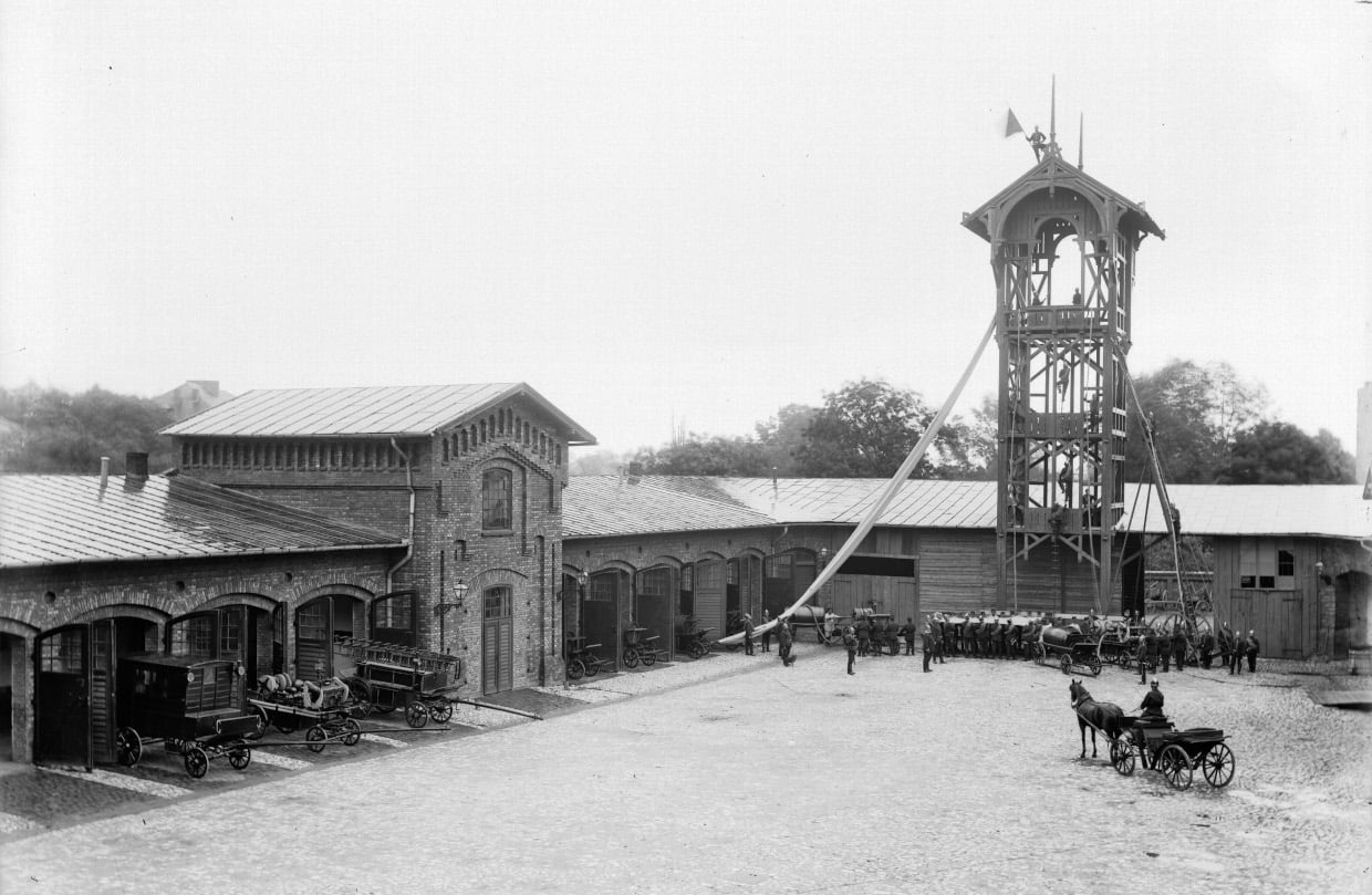  Dziedziniec strażnicy Miejskiej Straży Pożarnej w Krakowie, ok 1910 r, ze zbiorów Muzeum Krakowa