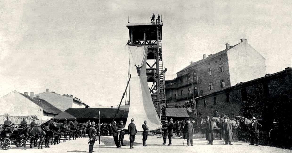 Dziedziniec strażnicy Miejskiej Straży Pożarnej w Podgórzu, ok 1910 r. własność prywatna