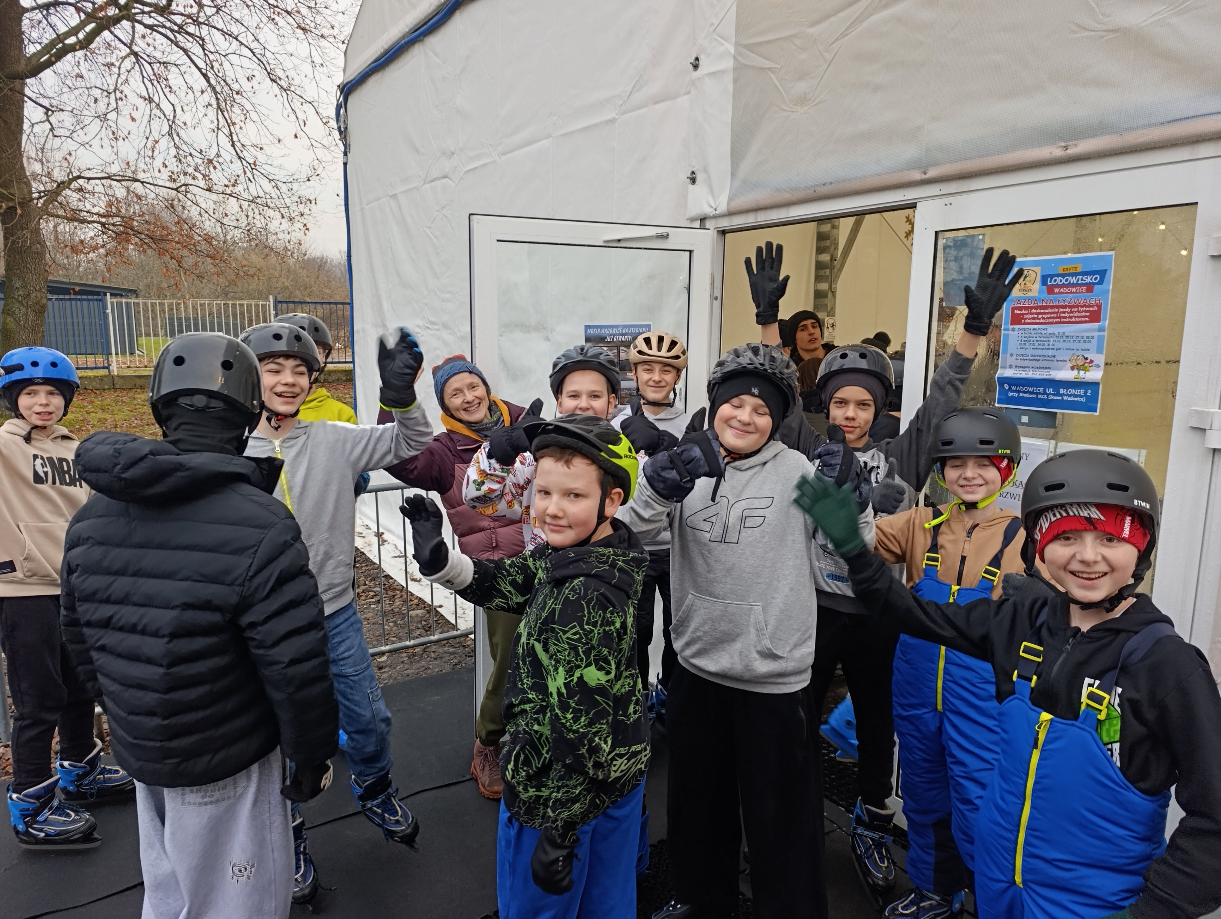 Uczniowie z SP1 w Wadowicach na lodowisku podczas lekcji wf. Fot. N. Feluś