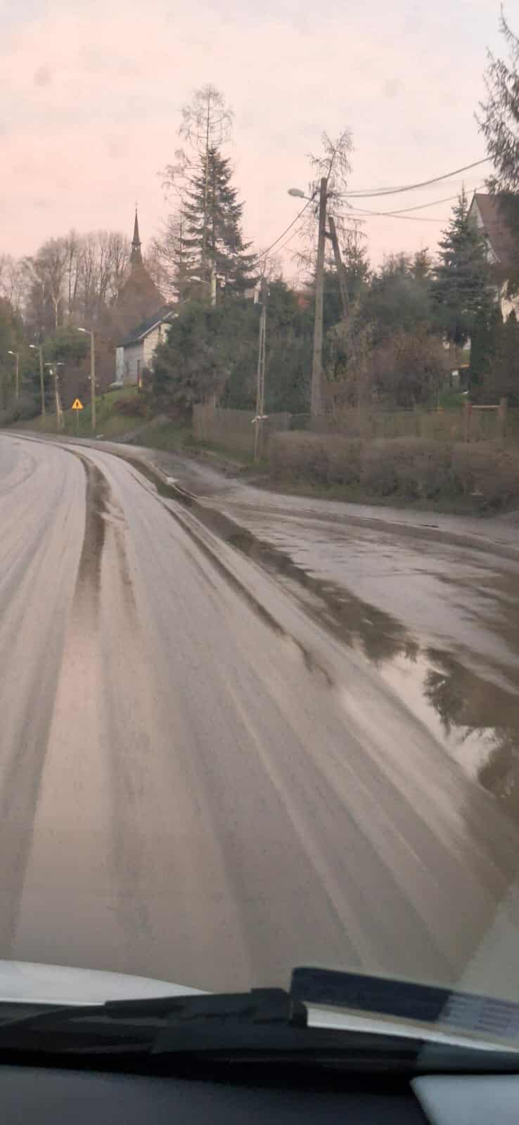 Samochód jadący drogą wojewódzką z Chełmca do Limanowej. Widać mocno ubłoconą trasę. Fot.