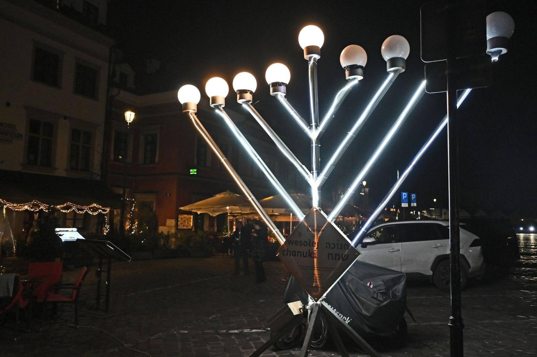 Trwa Chanuka, święto świateł. W Krakowie świece chanukowe zapalane są na ul.Szerokiej