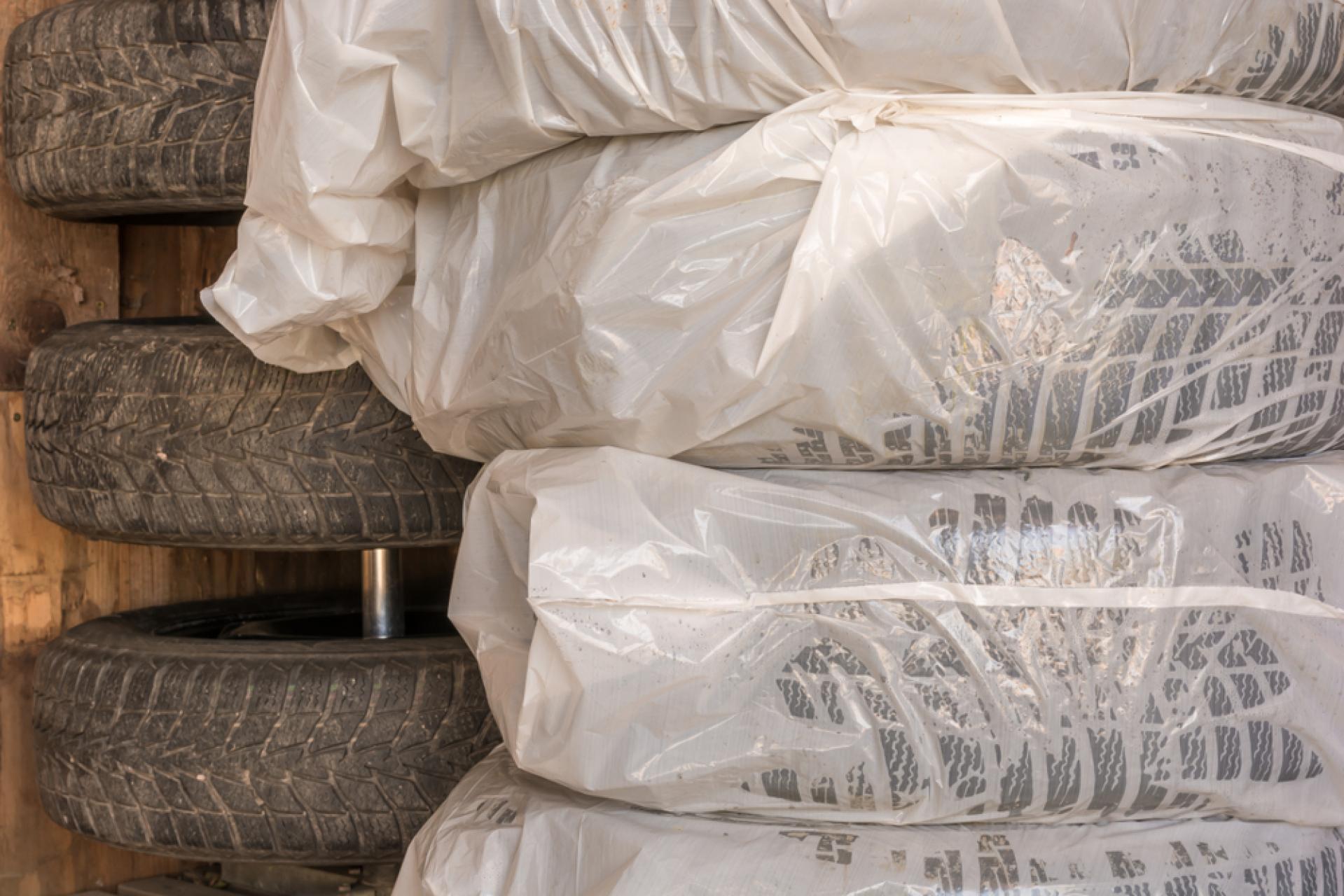 Przechowywanie opon w workach foliowych ? skuteczny sposób na czyste i bezpieczne składowanie ogumienia po sezonie