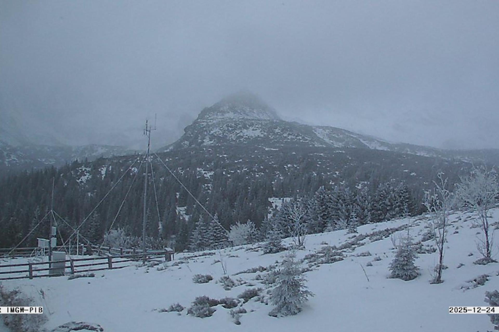 W Zakopanem święta w śnieżnej scenerii. Trudne warunki na tatrzańskich szlakach
