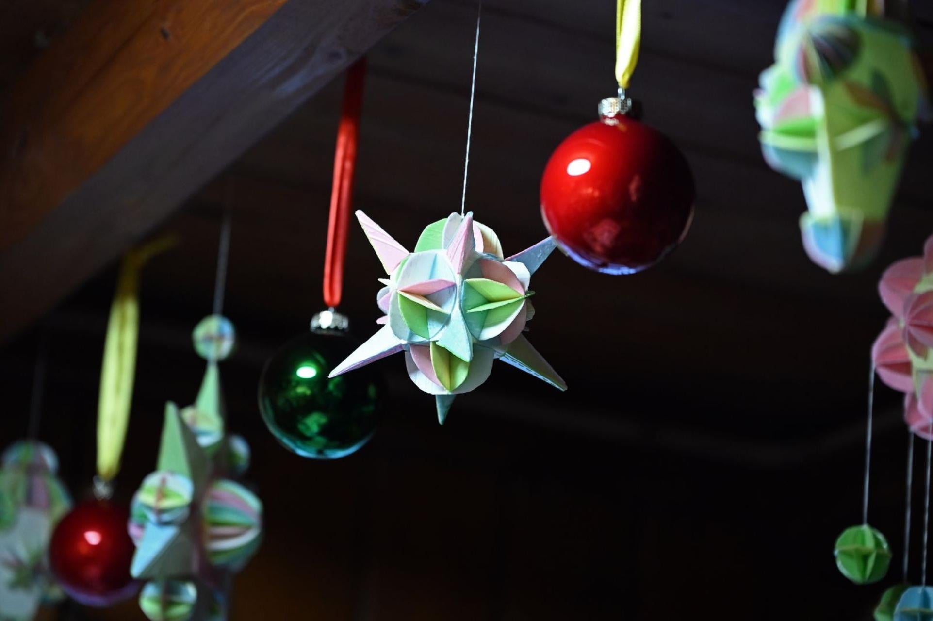 "Światy" - tradycyjne ludowe ozdoby choinkowe wykonane z opłatków