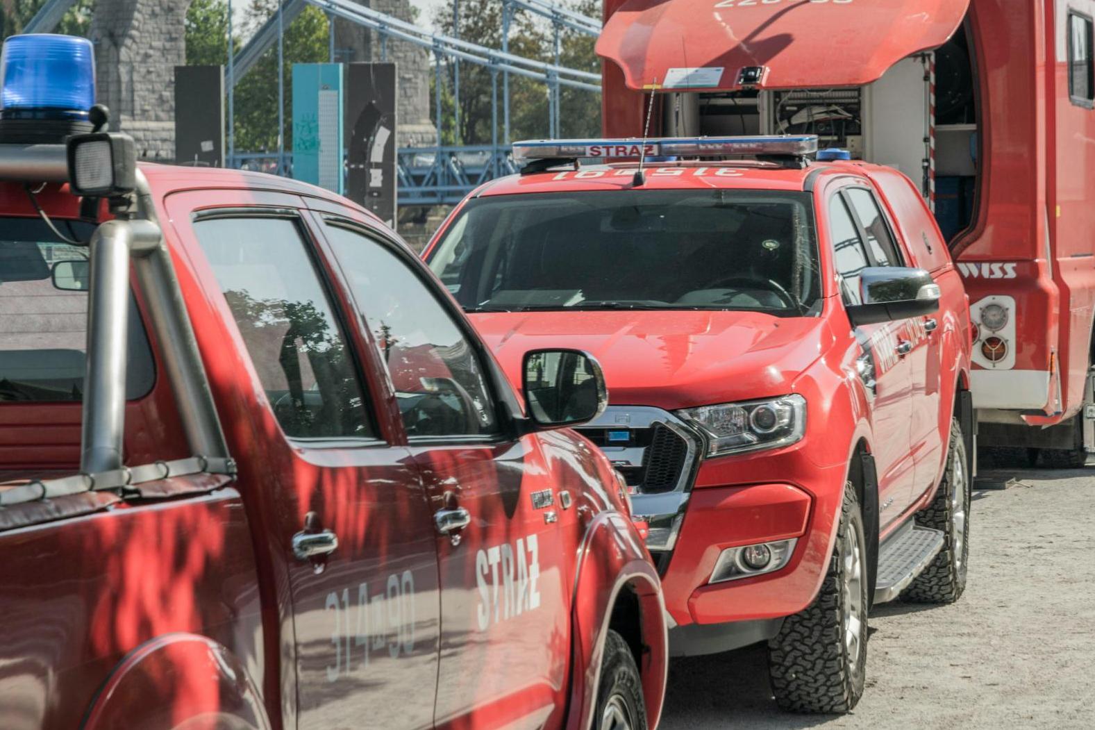 Pożar domu w Gosprzydowej, z ogniem walczy 20 strażaków