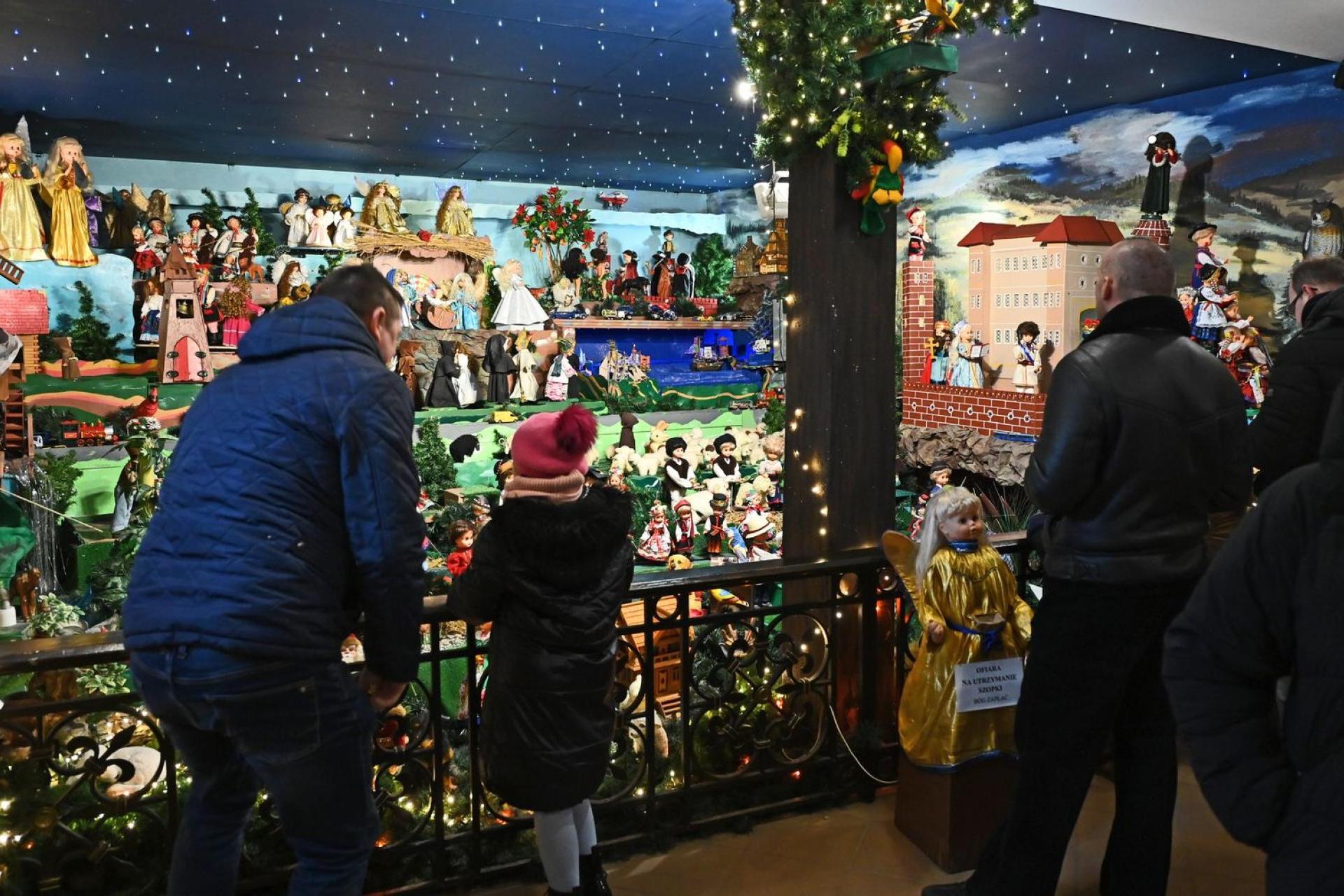 Rodzinnny spacer od kościoła do kościoła. Krakowianie odwiedzają szopki