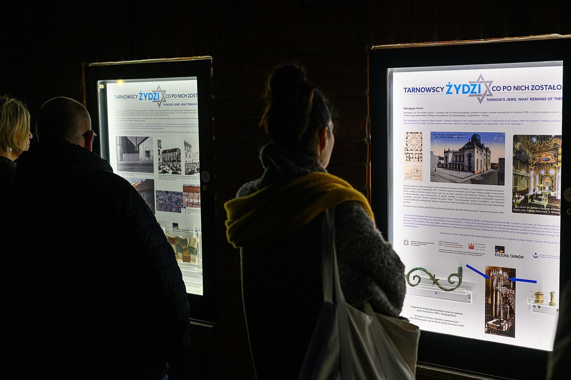 Nieznane artefakty Starej Synagogi. Plenerowa wystawa przy skwerze w Tarnowie