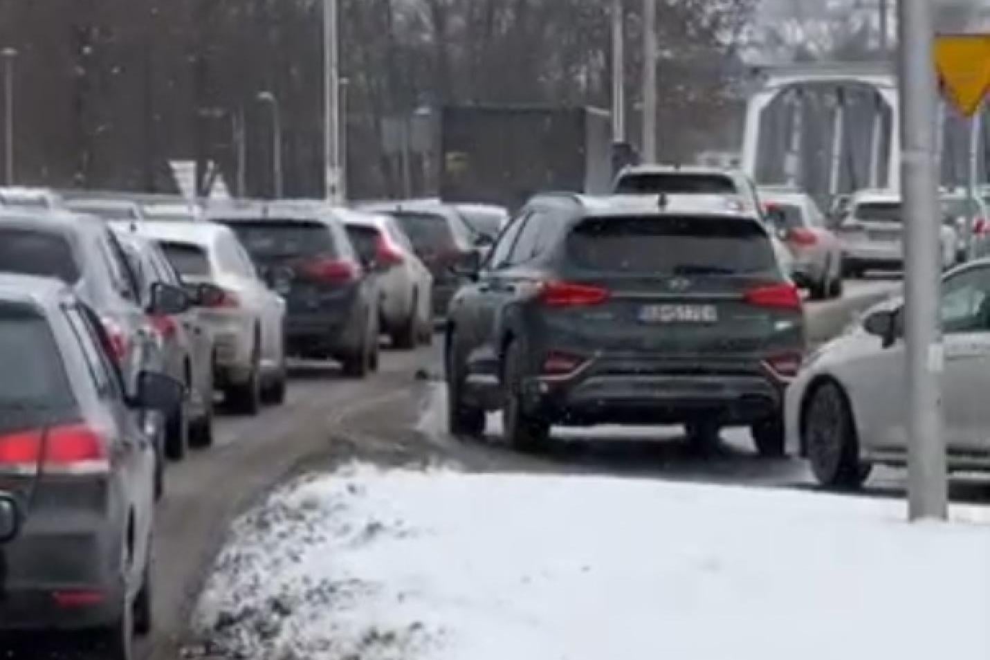 Sylwestrowicze ruszyli spod Tatr. Duże korki na Zakopiance