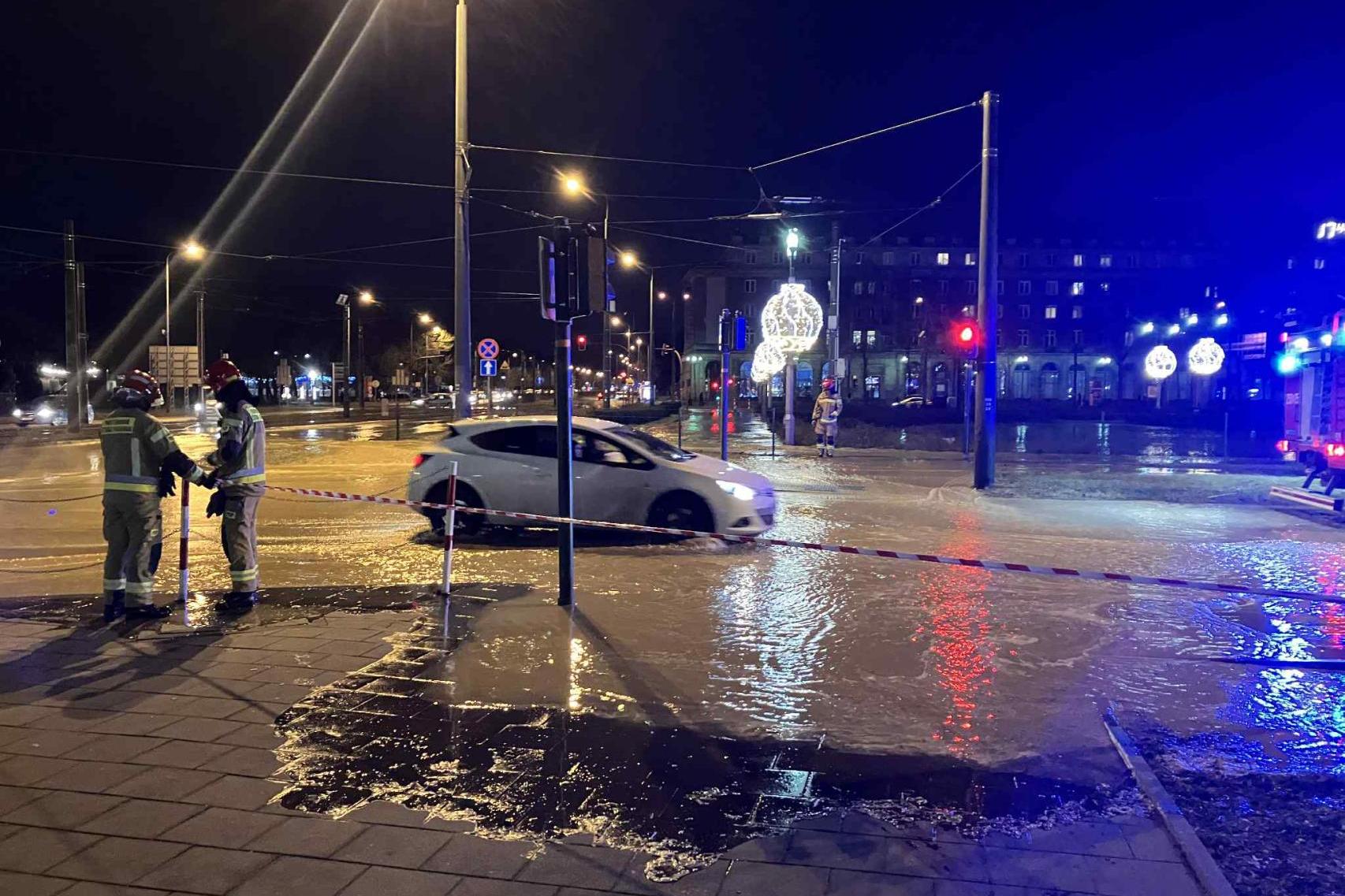 Plac Centralny w Krakowie, Nowej Hucie pod wodą w trakcie awarii rurociągu. Fot. Adelina Antoszewska