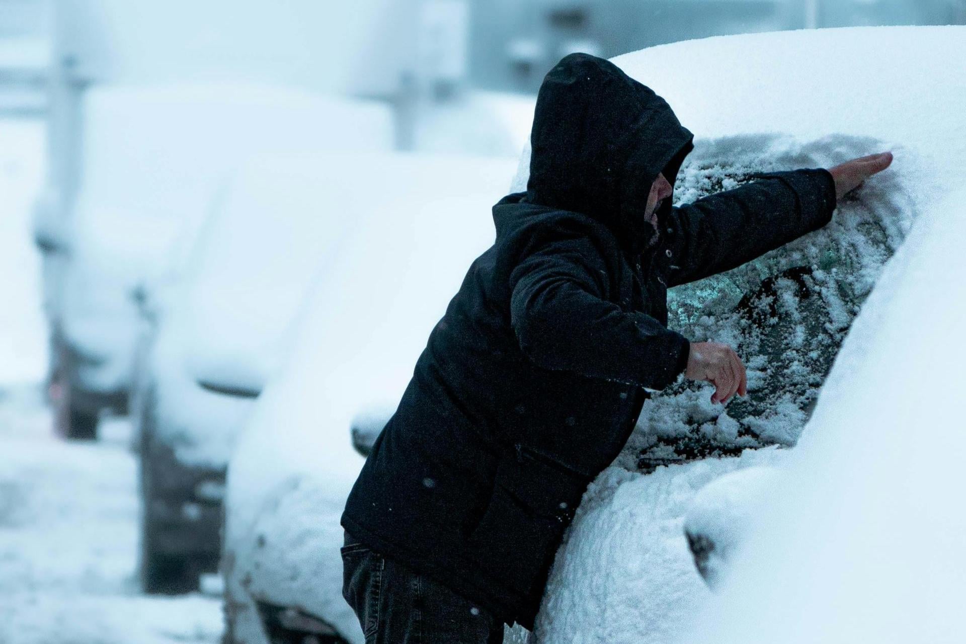 Zimowe poranki za kółkiem. Czego nie wolno robić kierowcom?
