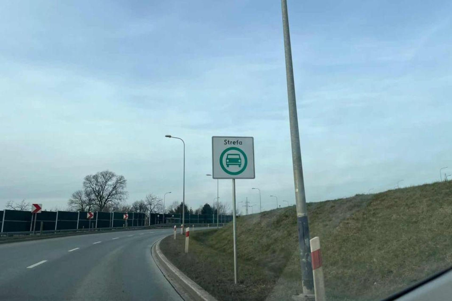 Kolejne akty wandalizmu w związku ze Strefą Czystego Transportu w Krakowie. Tym razem użyto... spreju