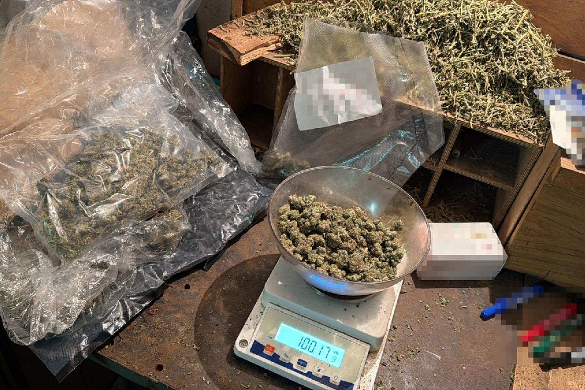 Kraków: Zatrzymani dwaj dilerzy z ponad 100 kg narkotyków