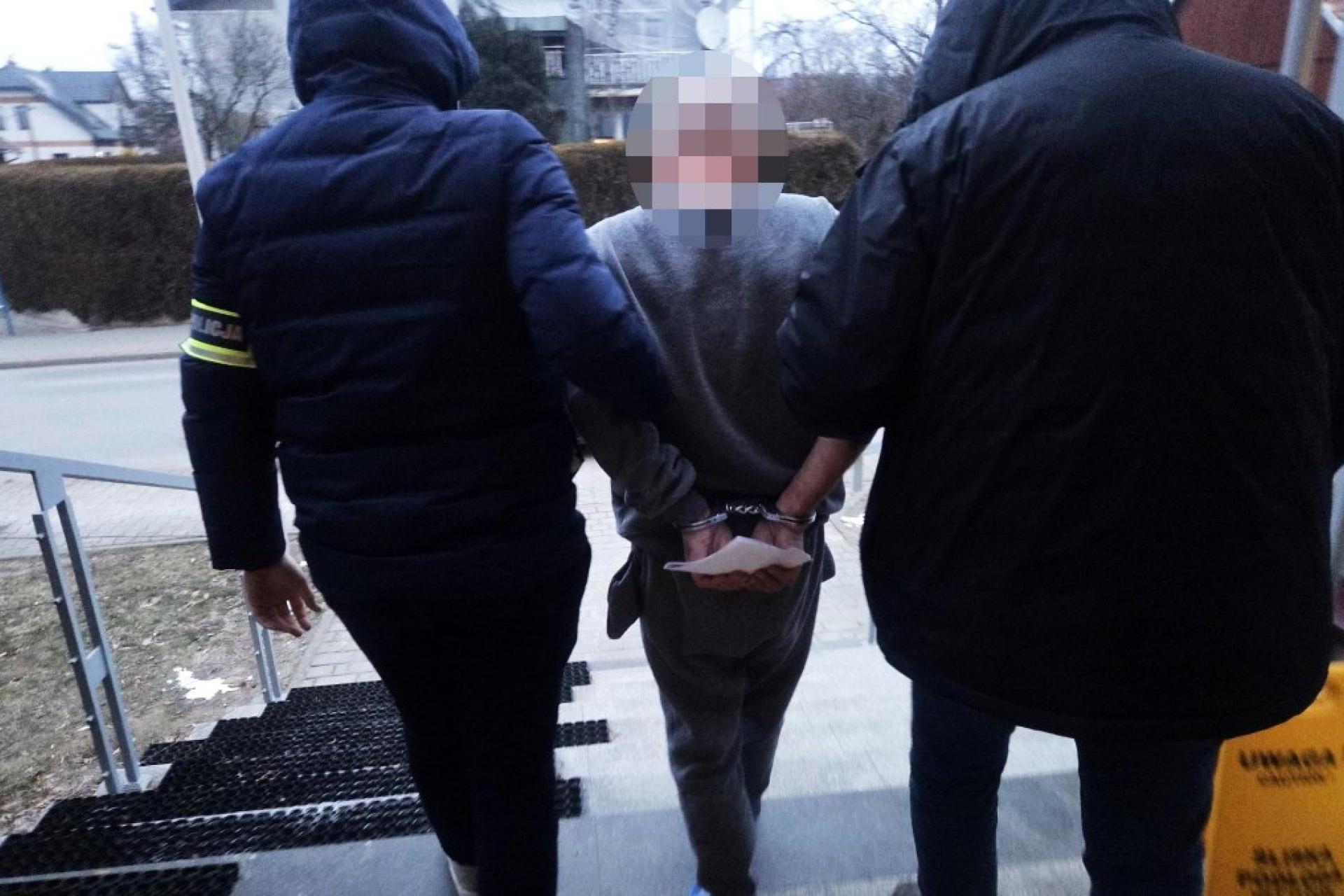 Policjanci przyjechali ratować mu życie. On ich zaatakował nożem