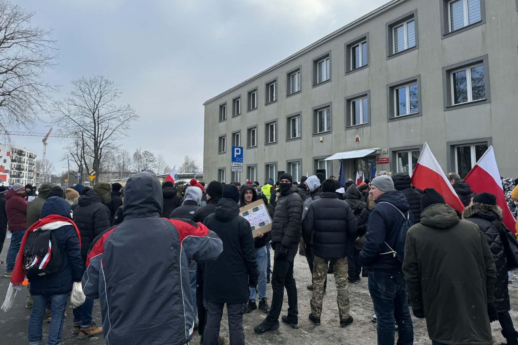 Protest przeciwko Strefie Czystego Transportu w Krakowie. Kilkaset osób przed Zarządem Dróg