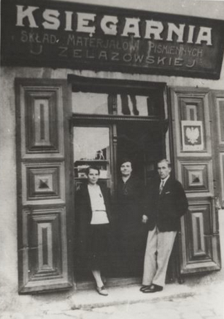 Pierwsza od lewej stoi Julia Żelazowska, fot. arch. Muzeum Regionalne PTTK w Olkuszu